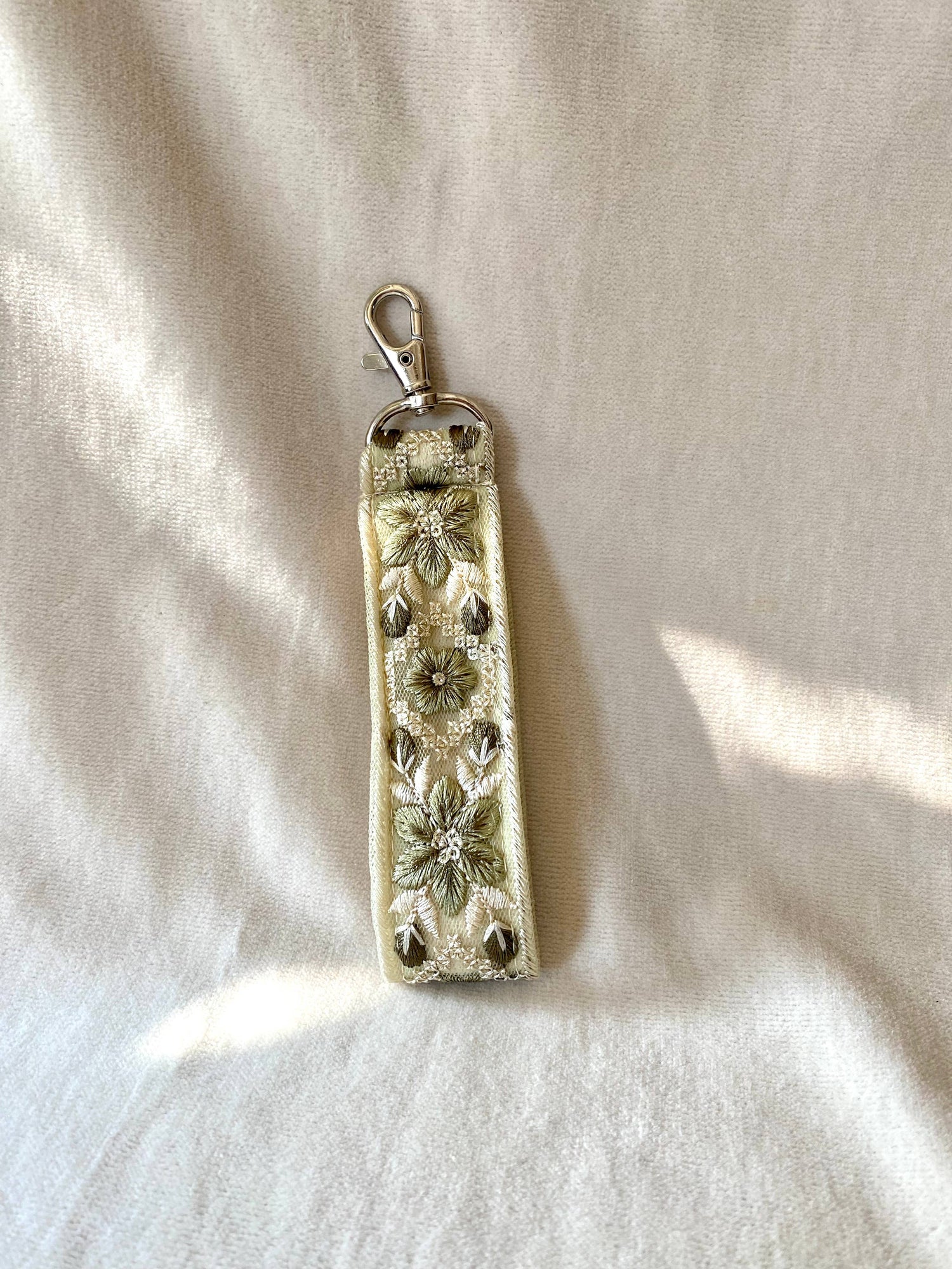 Frost Bloom ~ geblümter Stoff-Schlüsselanhänger mit Haken ~ grün