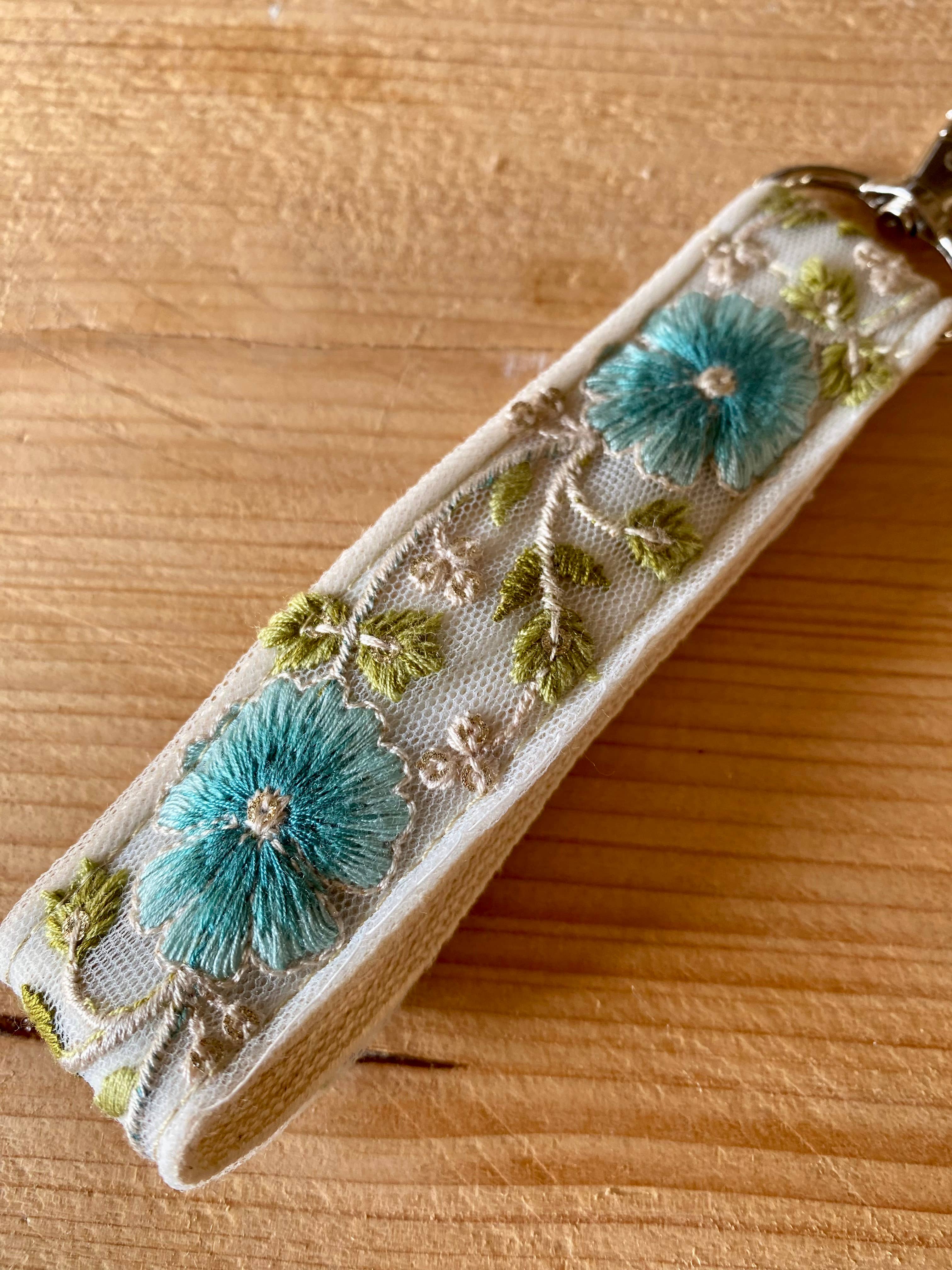 Blauer Schlüsselanhänger aus Stoff mit Blumenmuster und Haken zum Verschenken