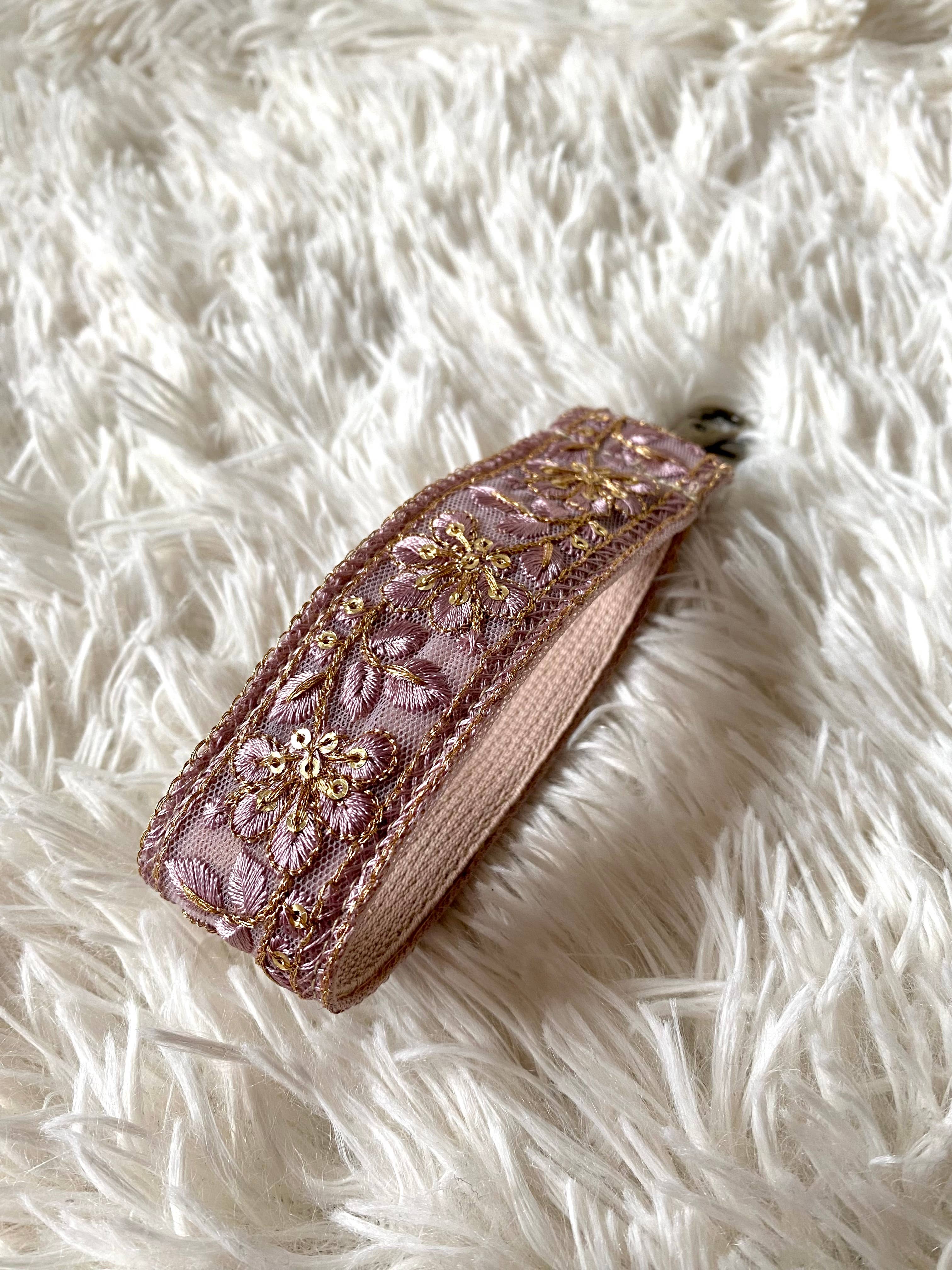 Golden Glow in Lilac ~ Schlüsselanhänger aus Stoff mit Blumenmuster und Haken -