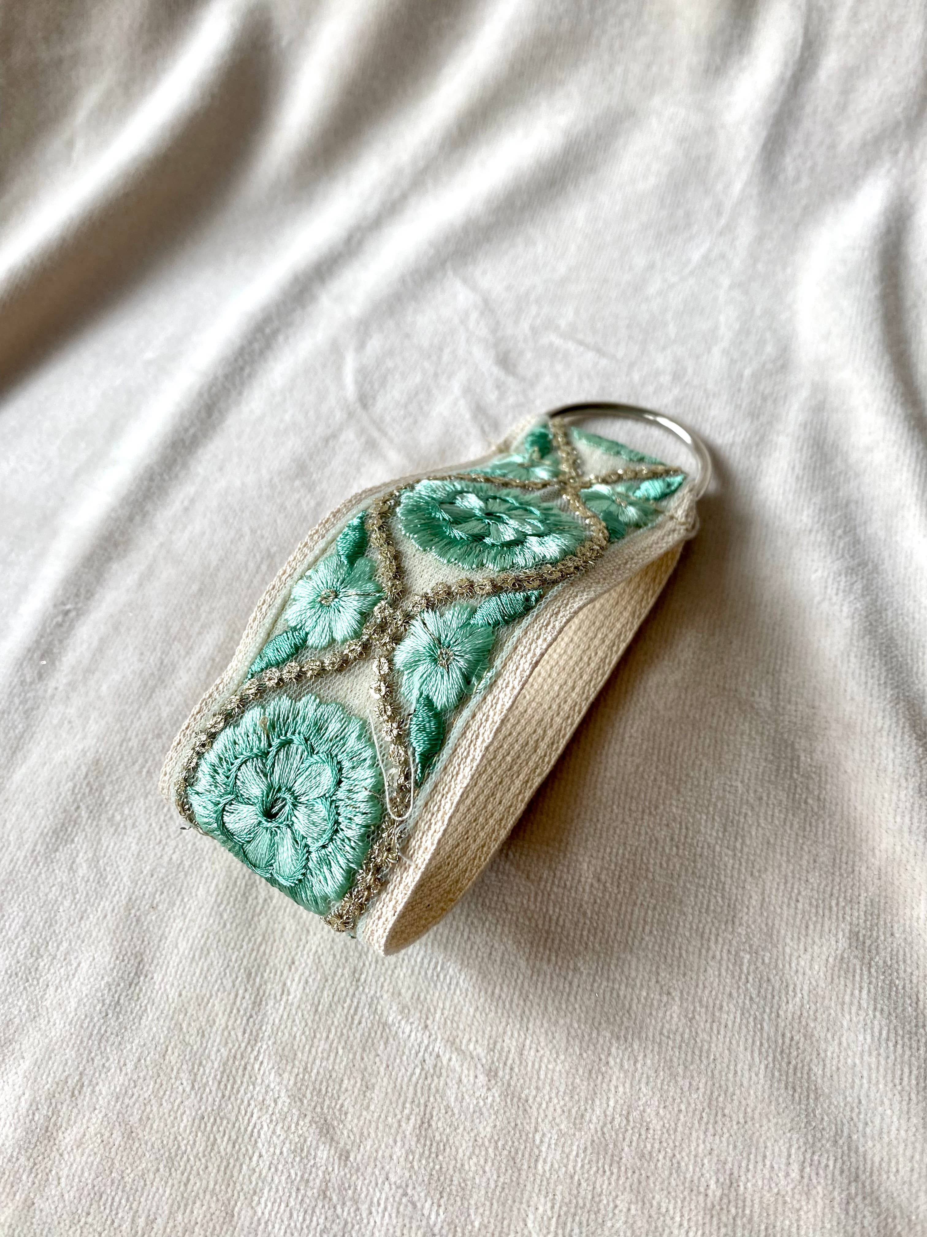 Silver Mint ~ Stoff-Schlüsselanhänger mit Blumenmuster zum Verschenken