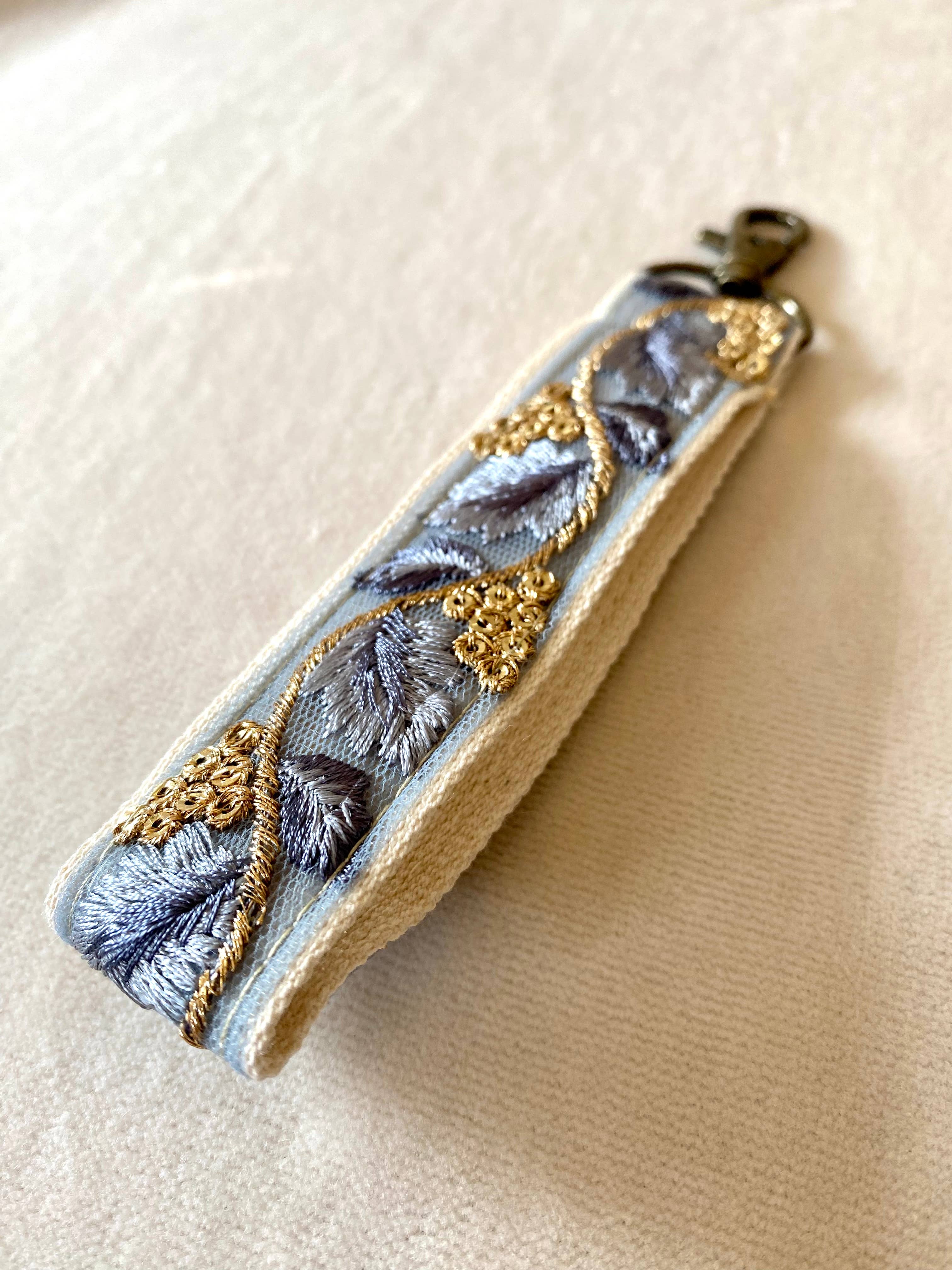Golden in Blue ~ geblümter Stoff-Schlüsselanhänger mit Haken zum Verschenken