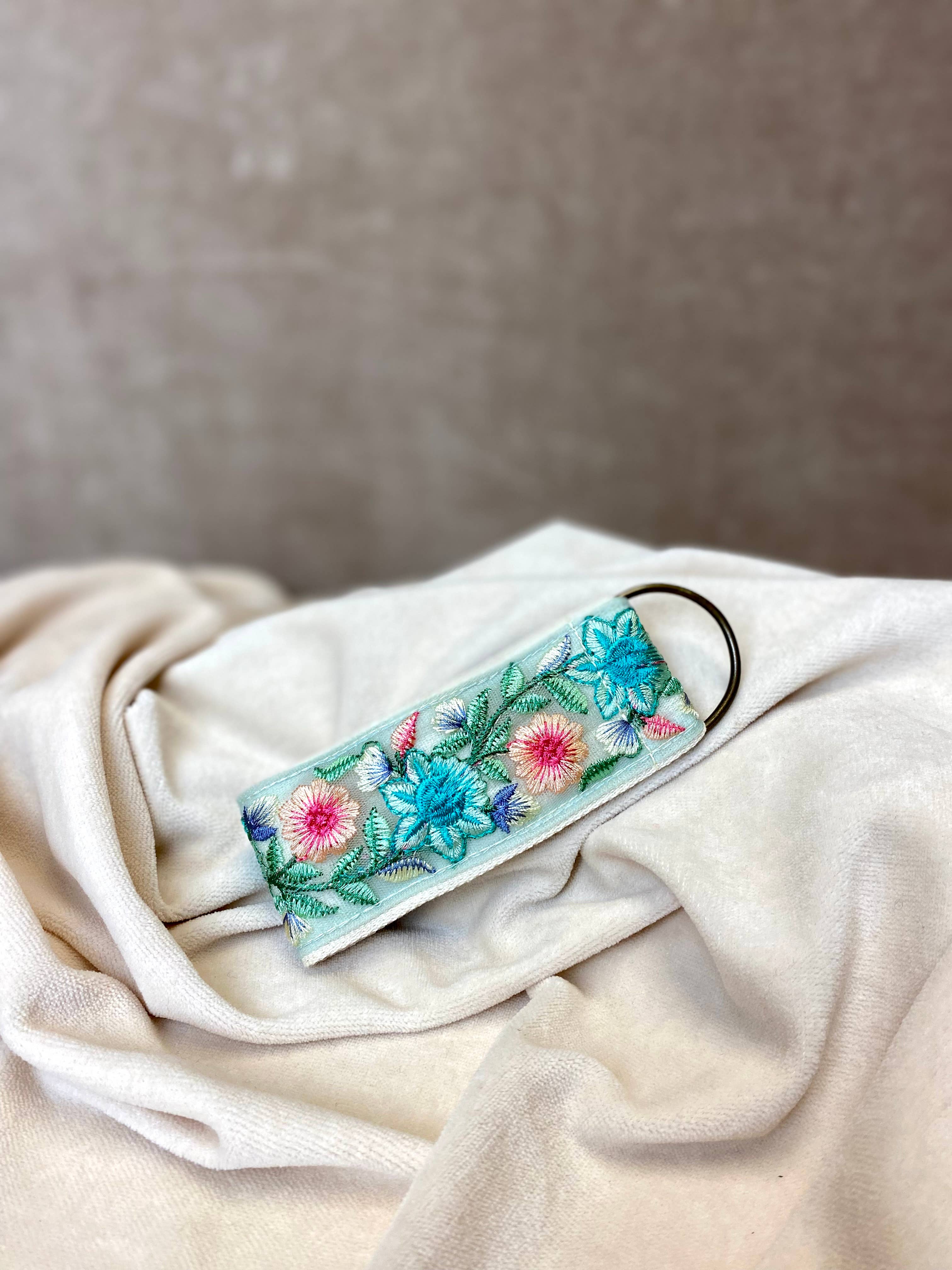 Blaue Meerjungfrau ~ Stoff-Schlüsselanhänger mit Blumenmuster, Geschenk zum Valentinstag
