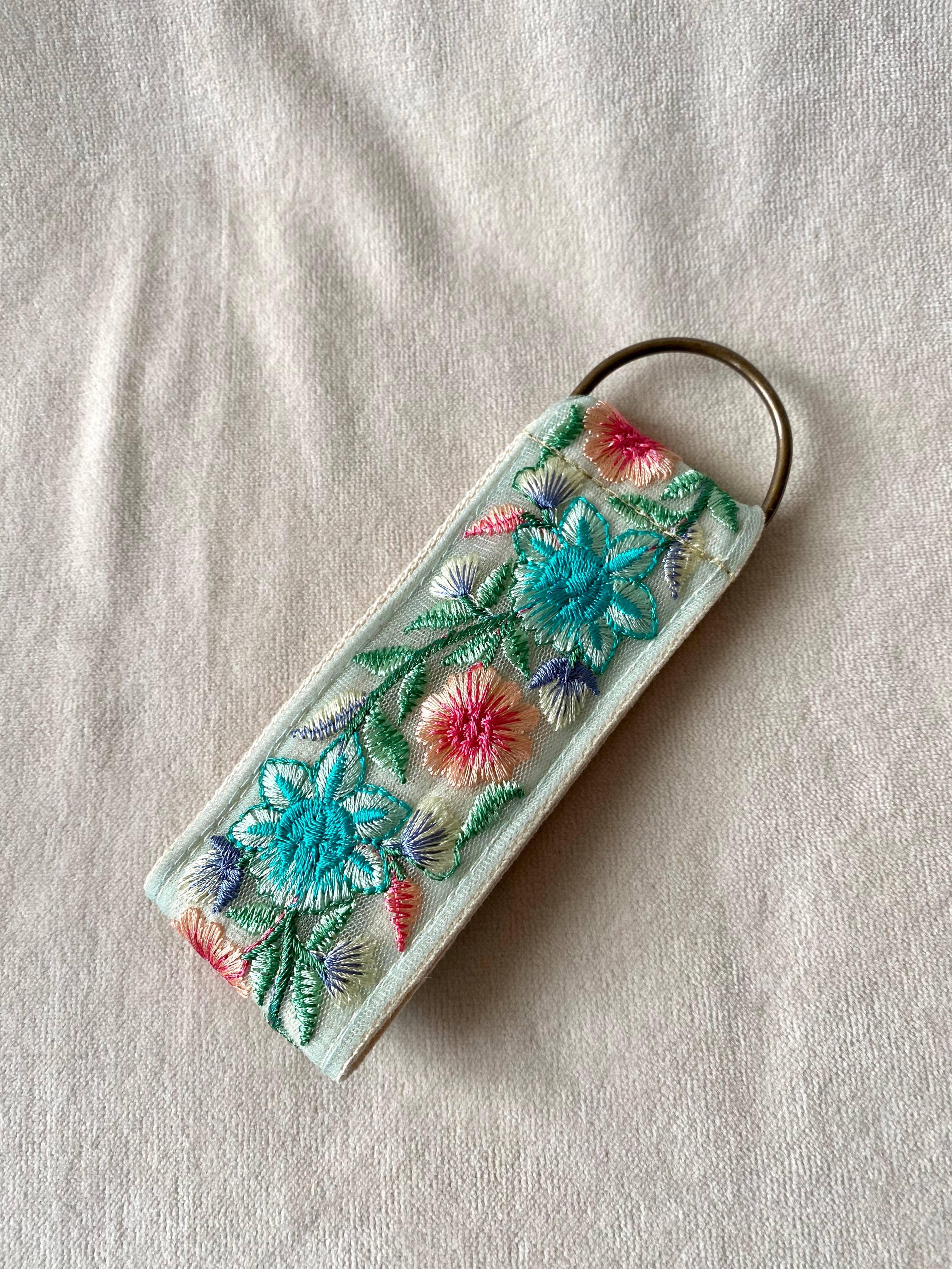 Blaue Meerjungfrau ~ Stoff-Schlüsselanhänger mit Blumenmuster, Geschenk zum Valentinstag