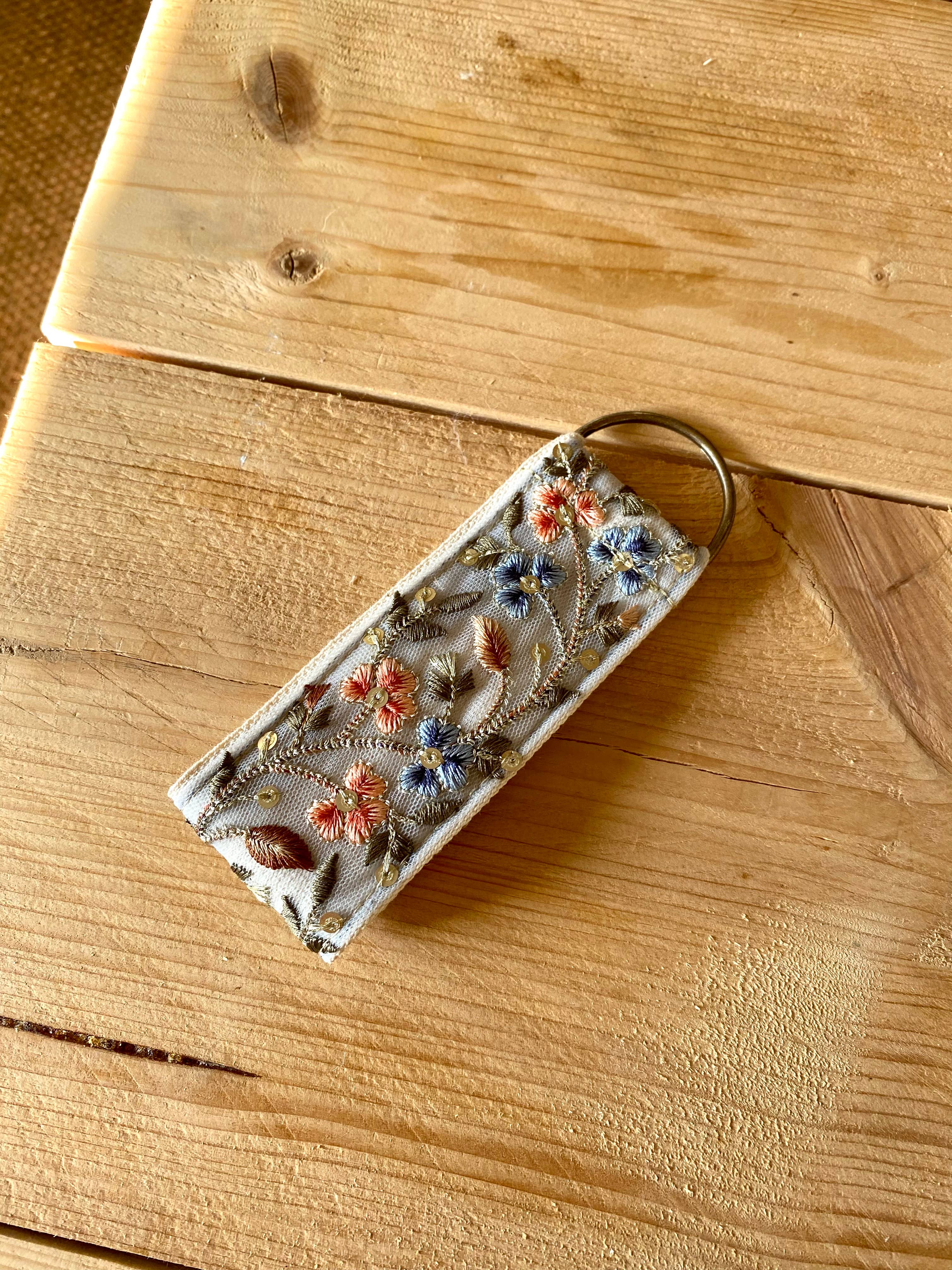 Beeren in Blau ~ Schlüsselanhänger aus Stoff mit Blumenmuster als Geschenk