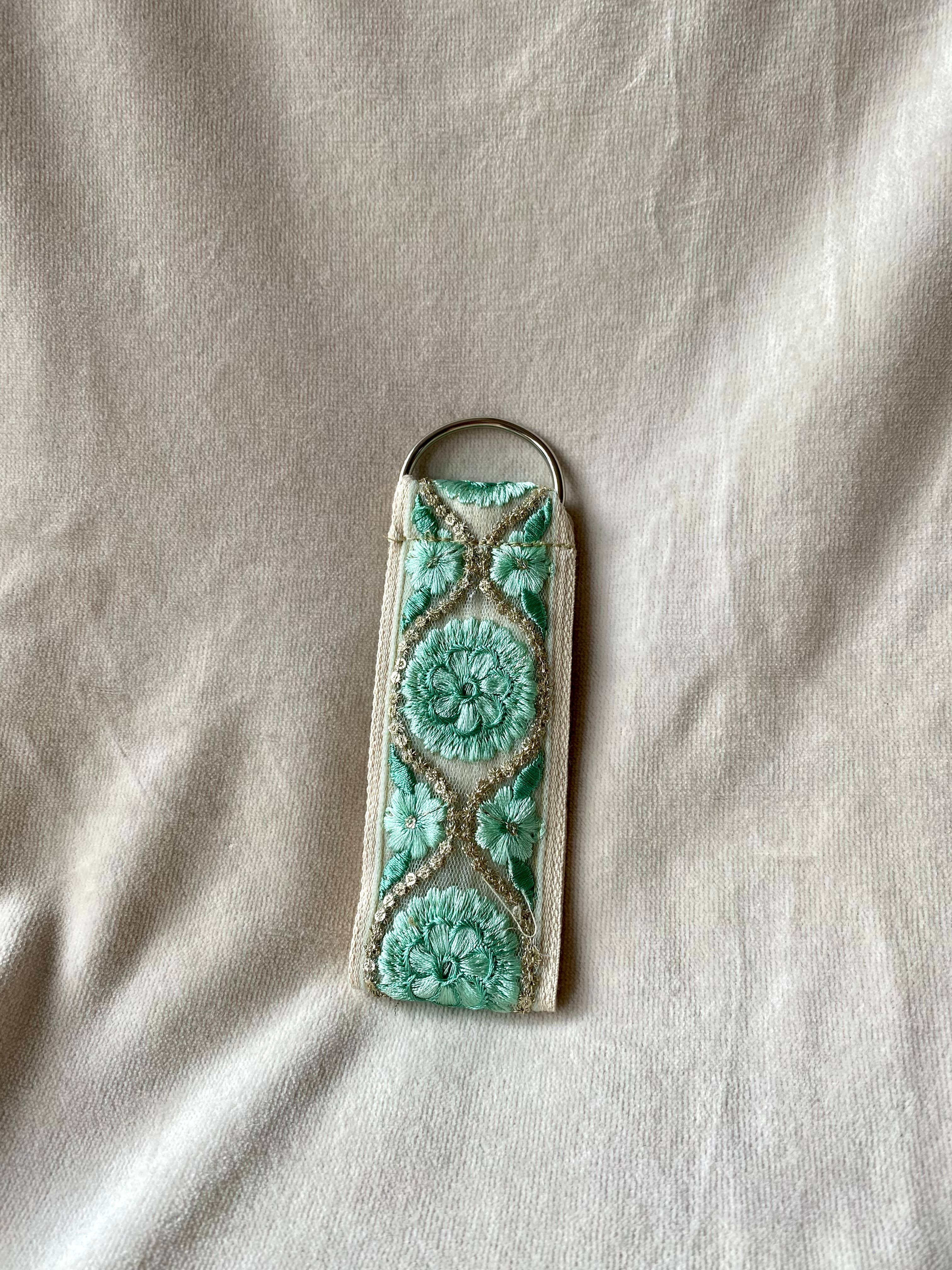 Silver Mint ~ Stoff-Schlüsselanhänger mit Blumenmuster zum Verschenken