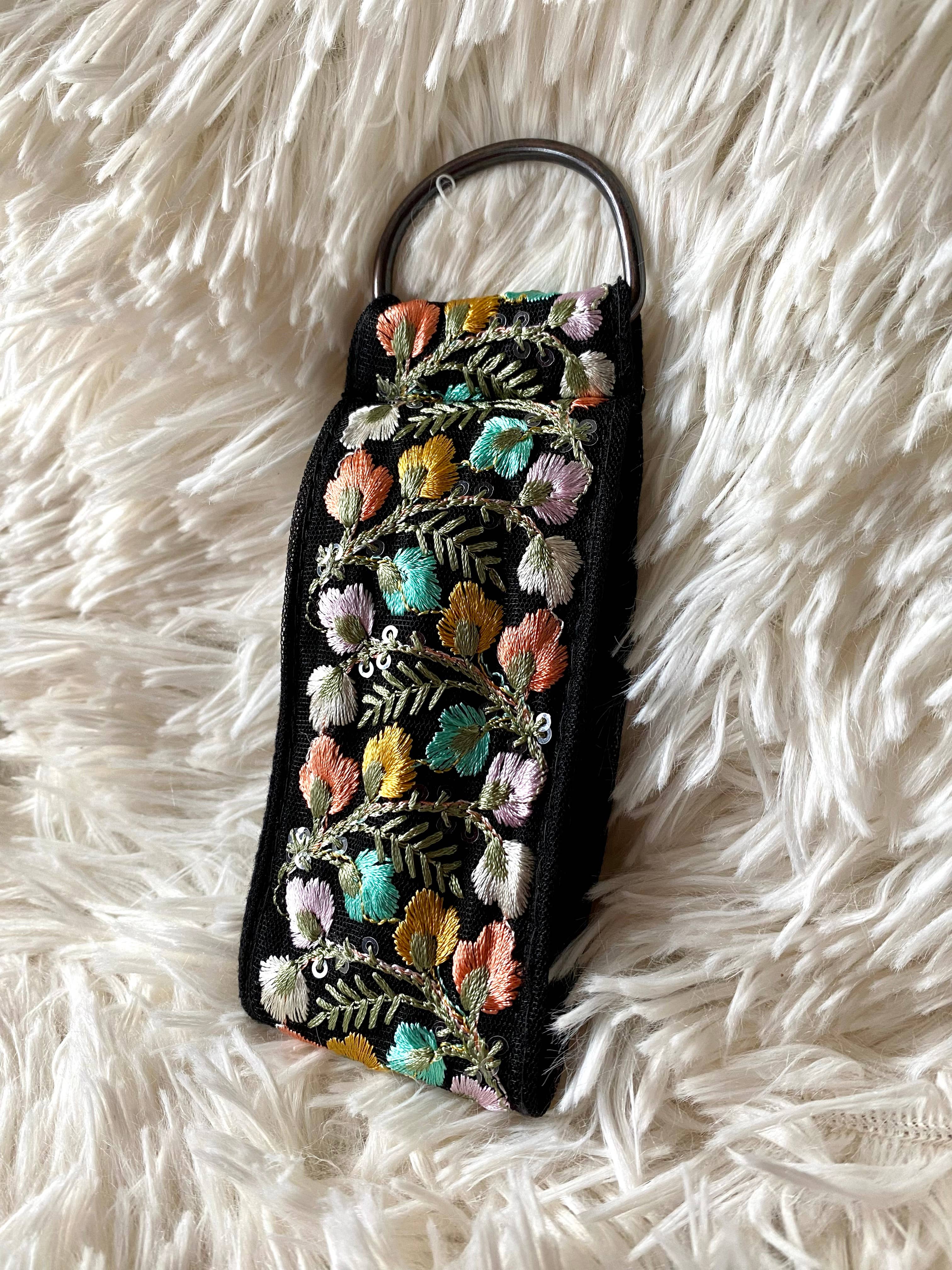 Schlüsselanhänger aus mehrfarbigem Stoff mit Blumenmuster von Ditsy Floral in Schwarz