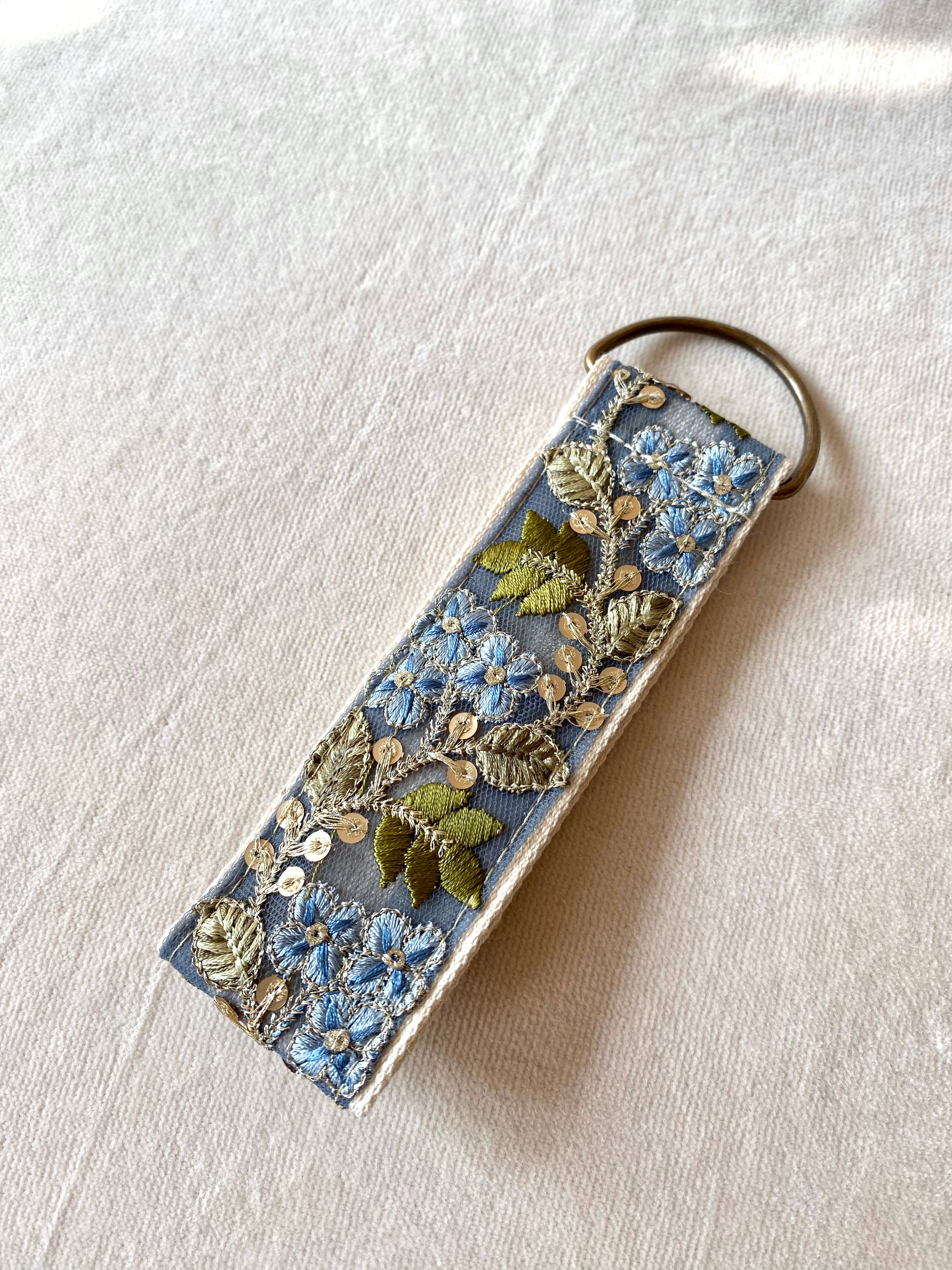 Harvest Grapes in Blue - Blumen-Schlüsselanhänger - Herbstgeschenke