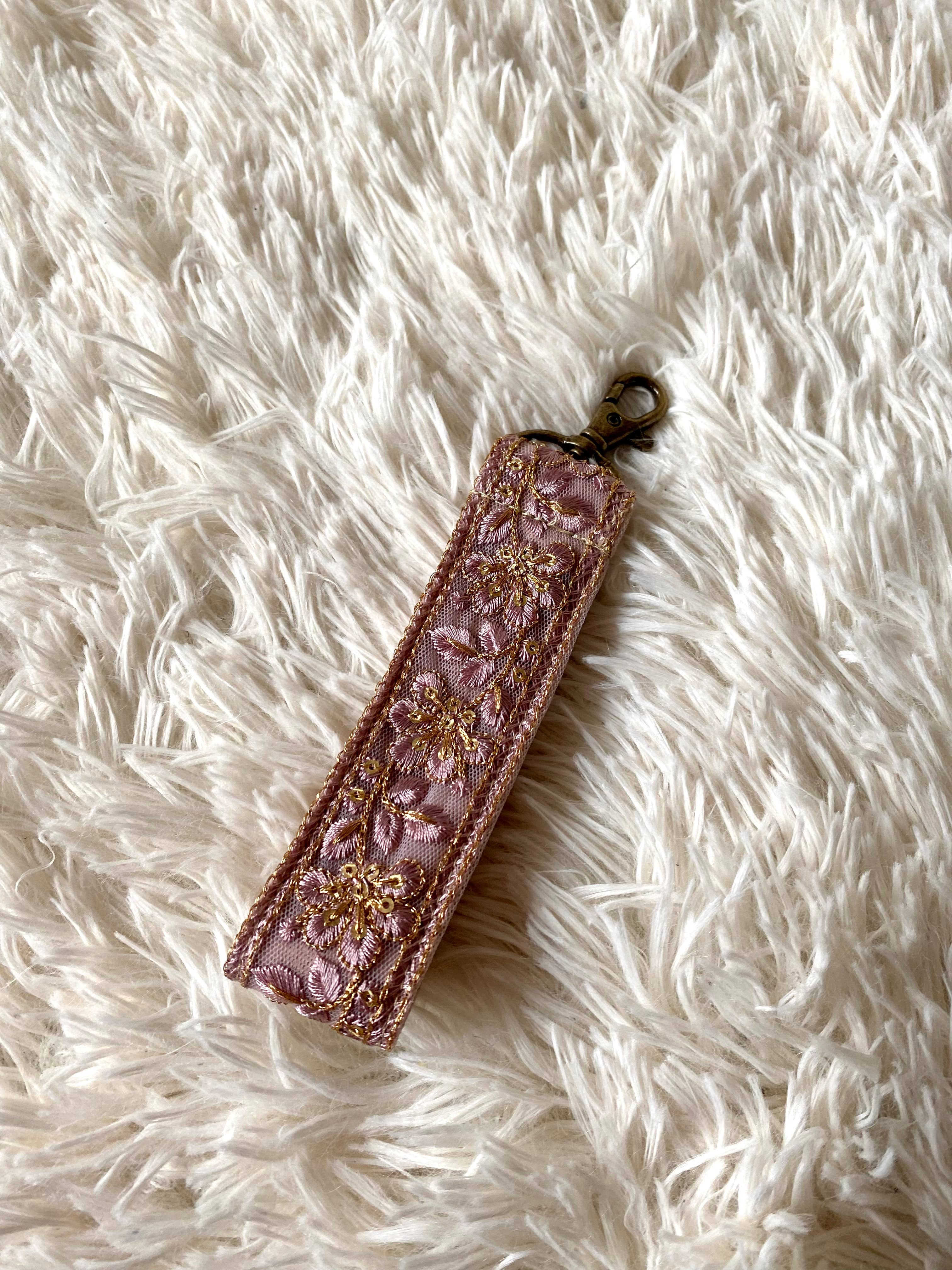 Golden Glow in Lilac ~ Schlüsselanhänger aus Stoff mit Blumenmuster und Haken -