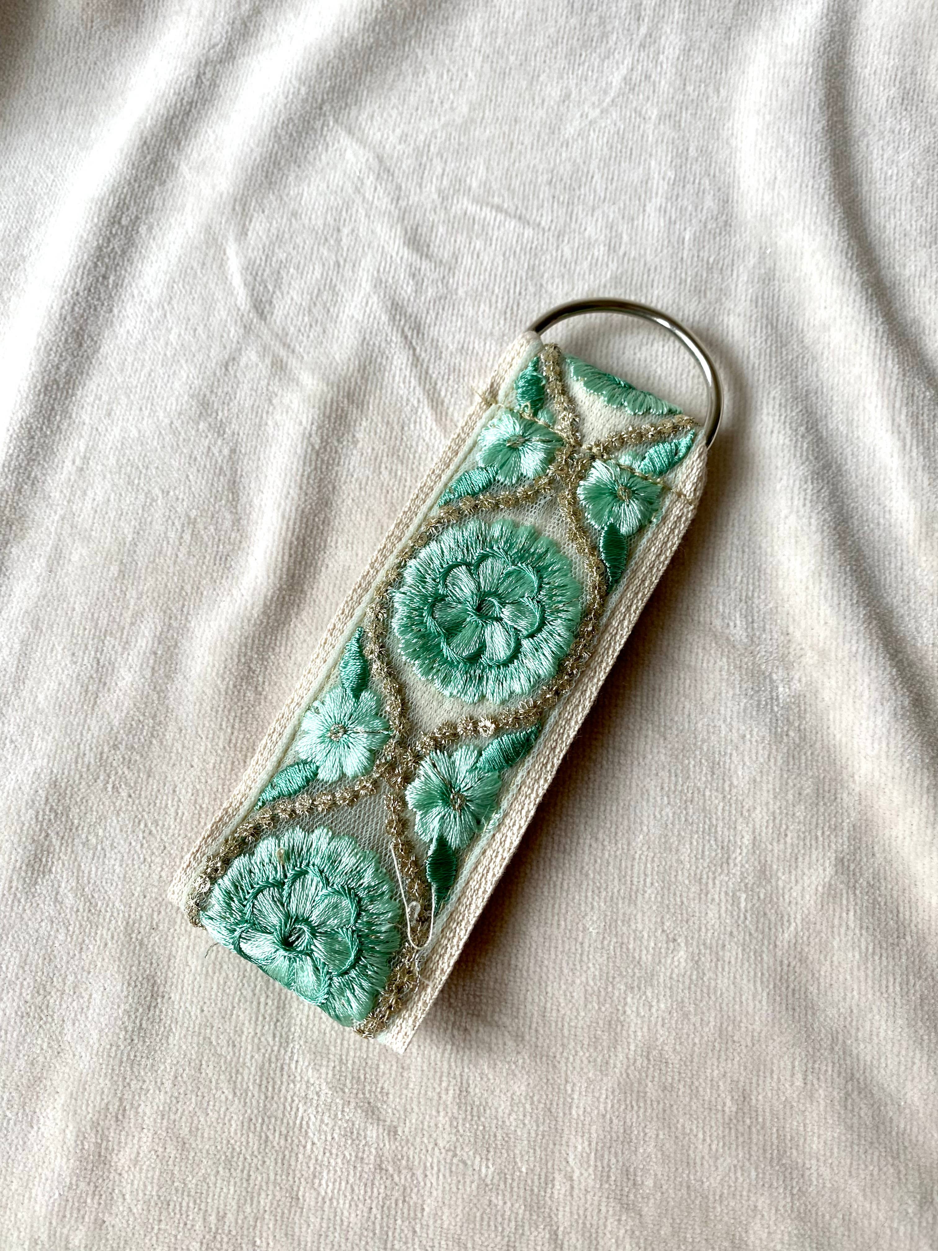 Silver Mint ~ Stoff-Schlüsselanhänger mit Blumenmuster zum Verschenken