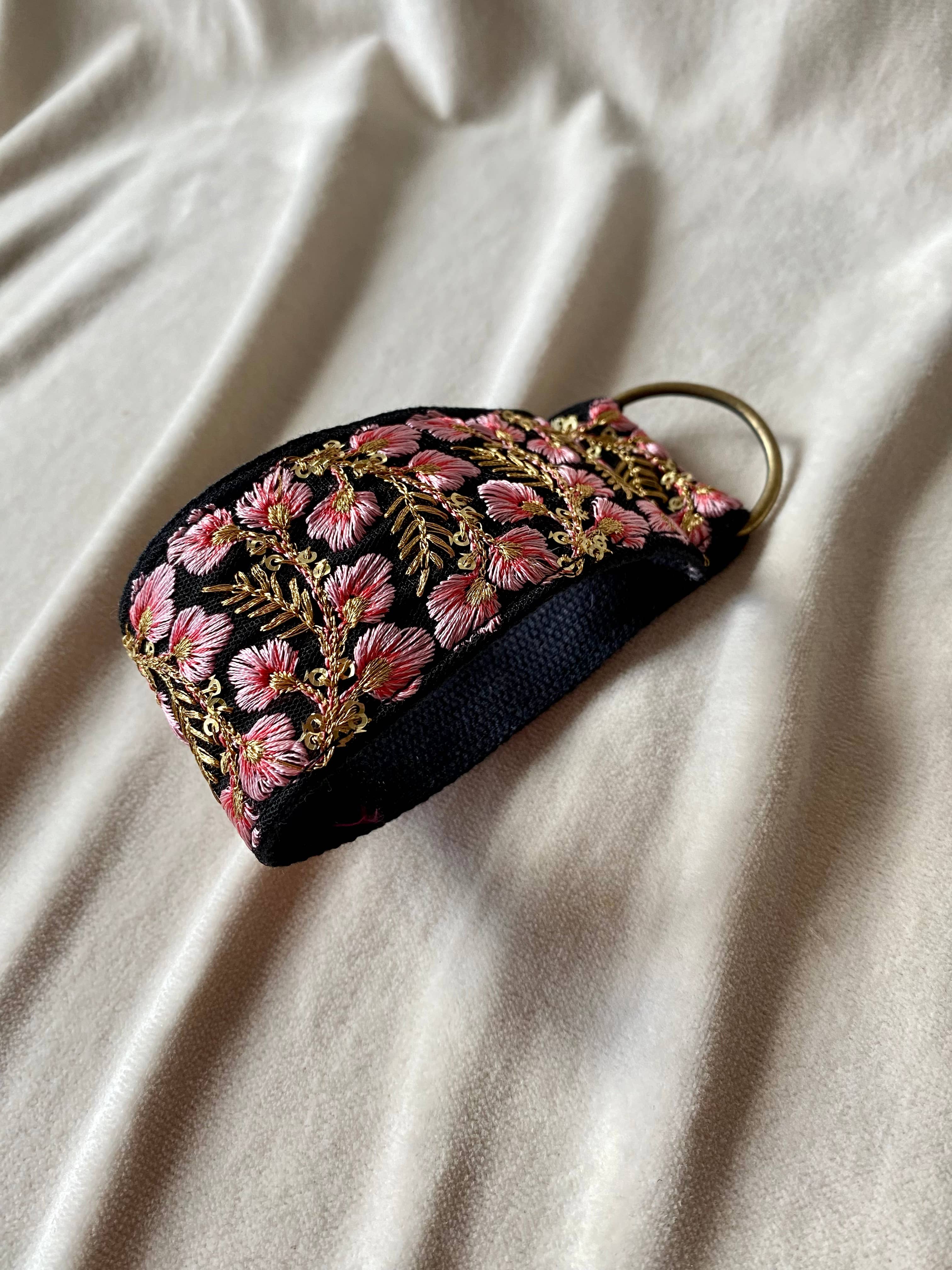 Ditsy Floral in Black ~ Schlüsselanhänger aus Stoff mit Blumenmuster