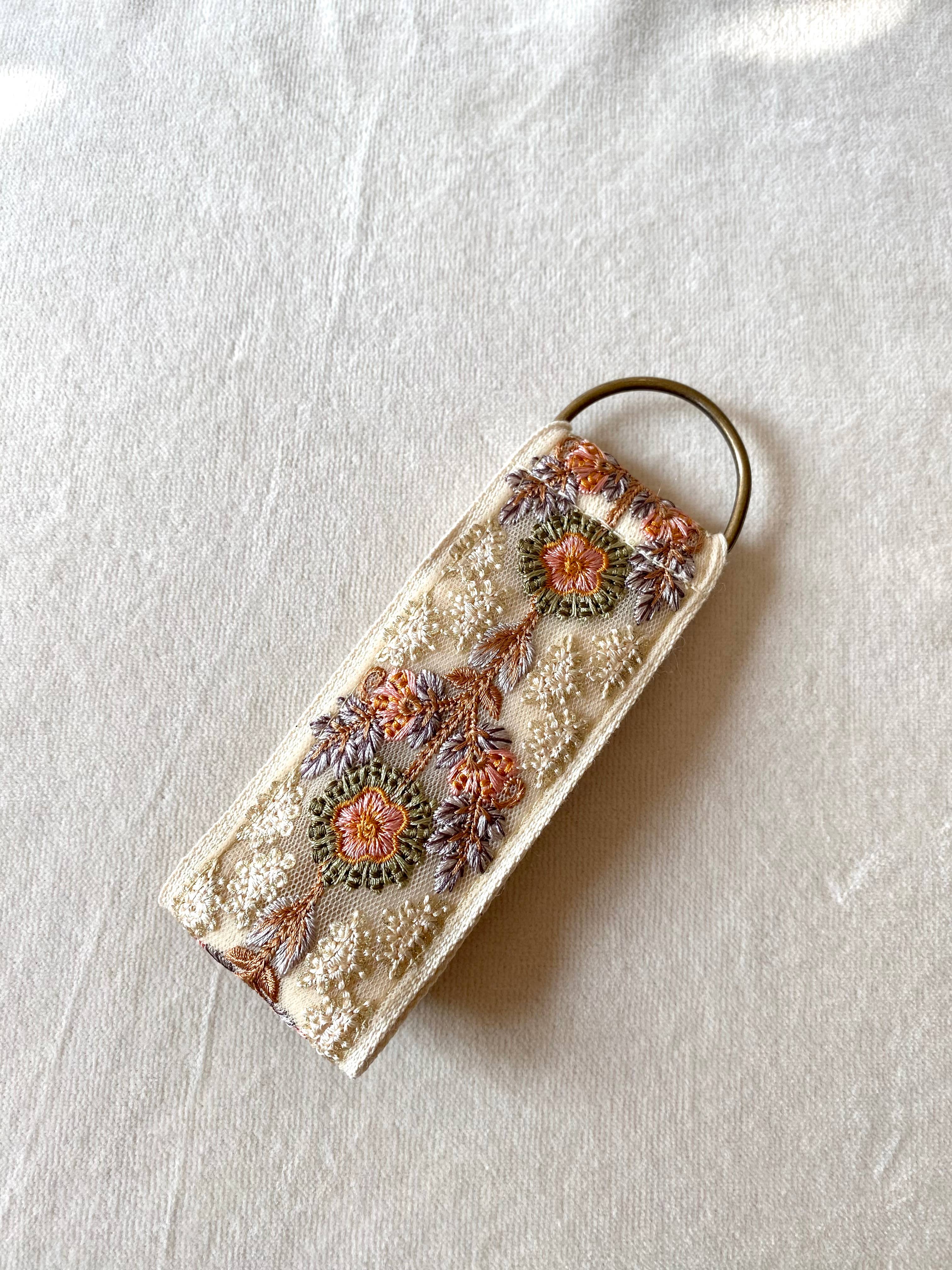 Schneeflocke in Beige - Blumen-Schlüsselanhänger - Herbstgeschenke
