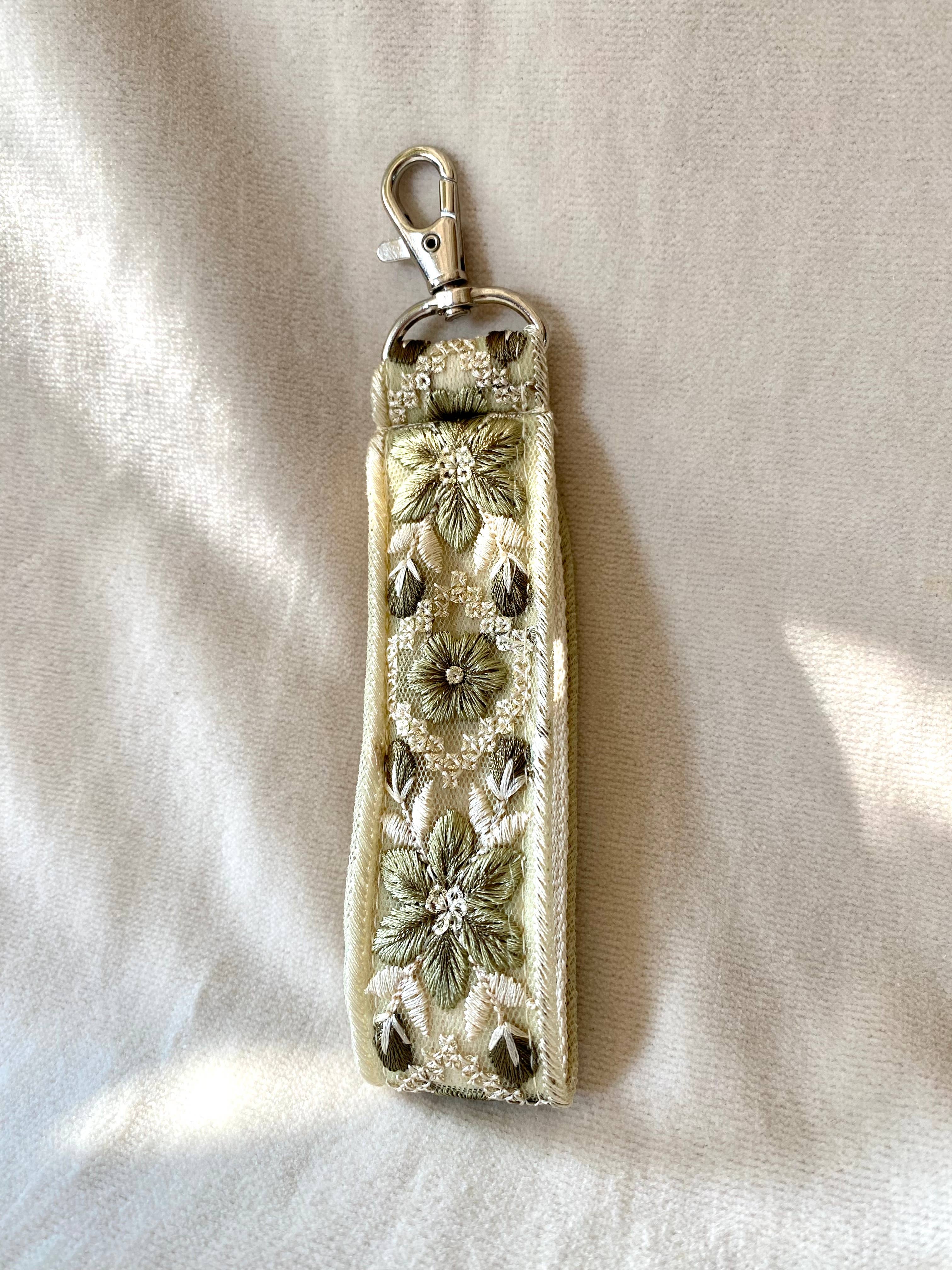 Frost Bloom ~ geblümter Stoff-Schlüsselanhänger mit Haken ~ grün