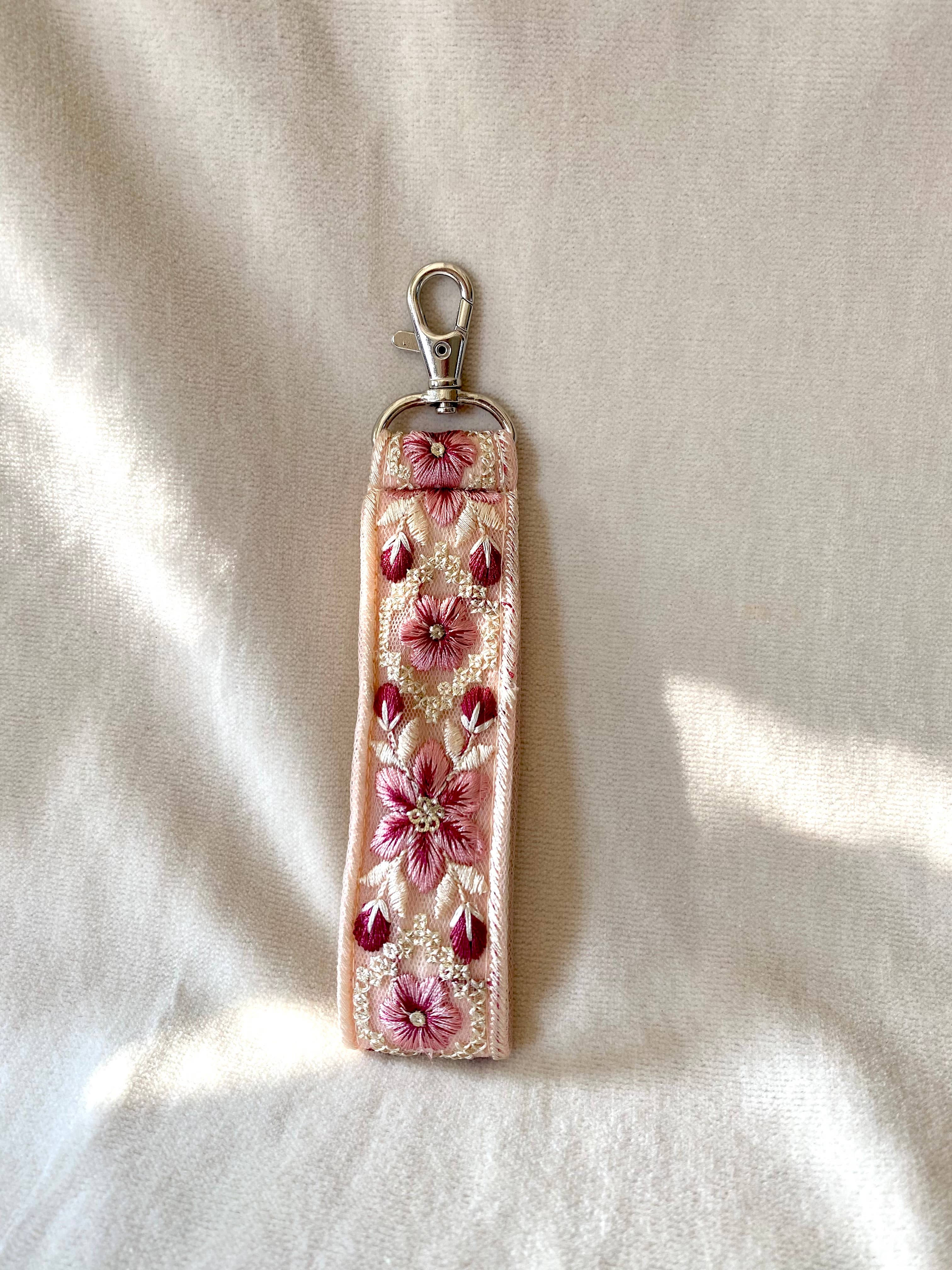 Frost Bloom ~ geblümter Stoff-Schlüsselanhänger mit Haken ~ rosa