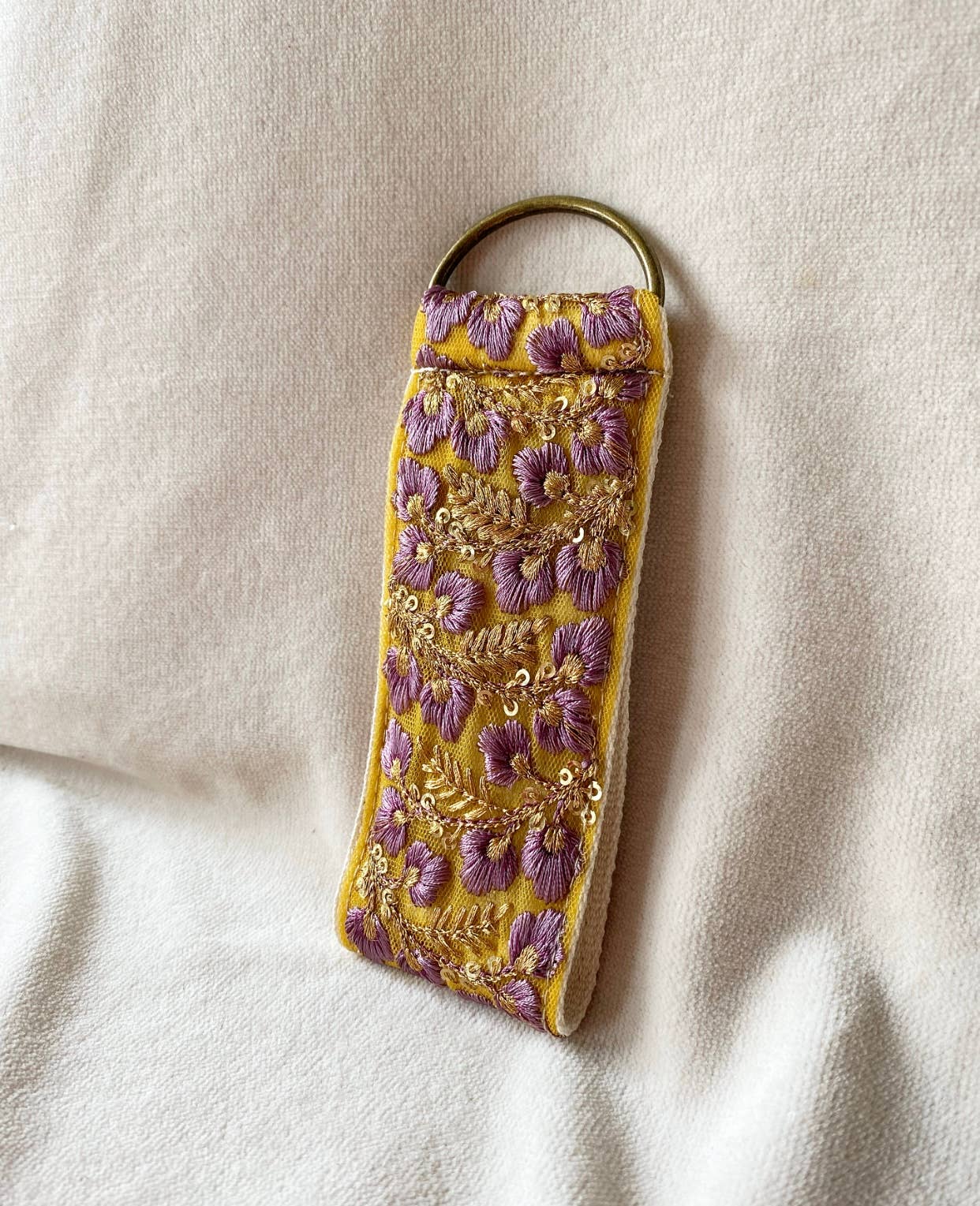 Ditsy Floral in gelb/lila ~ Stoff-Schlüsselanhänger mit Blumenmuster