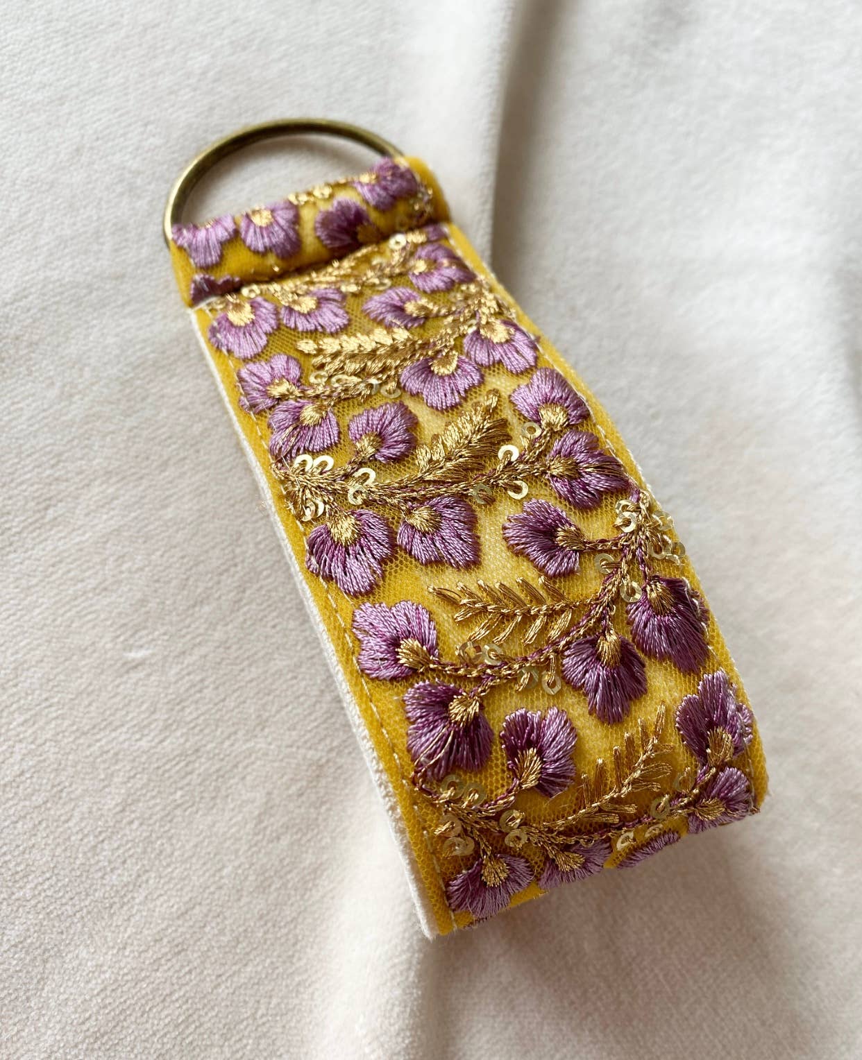 Ditsy Floral in gelb/lila ~ Stoff-Schlüsselanhänger mit Blumenmuster