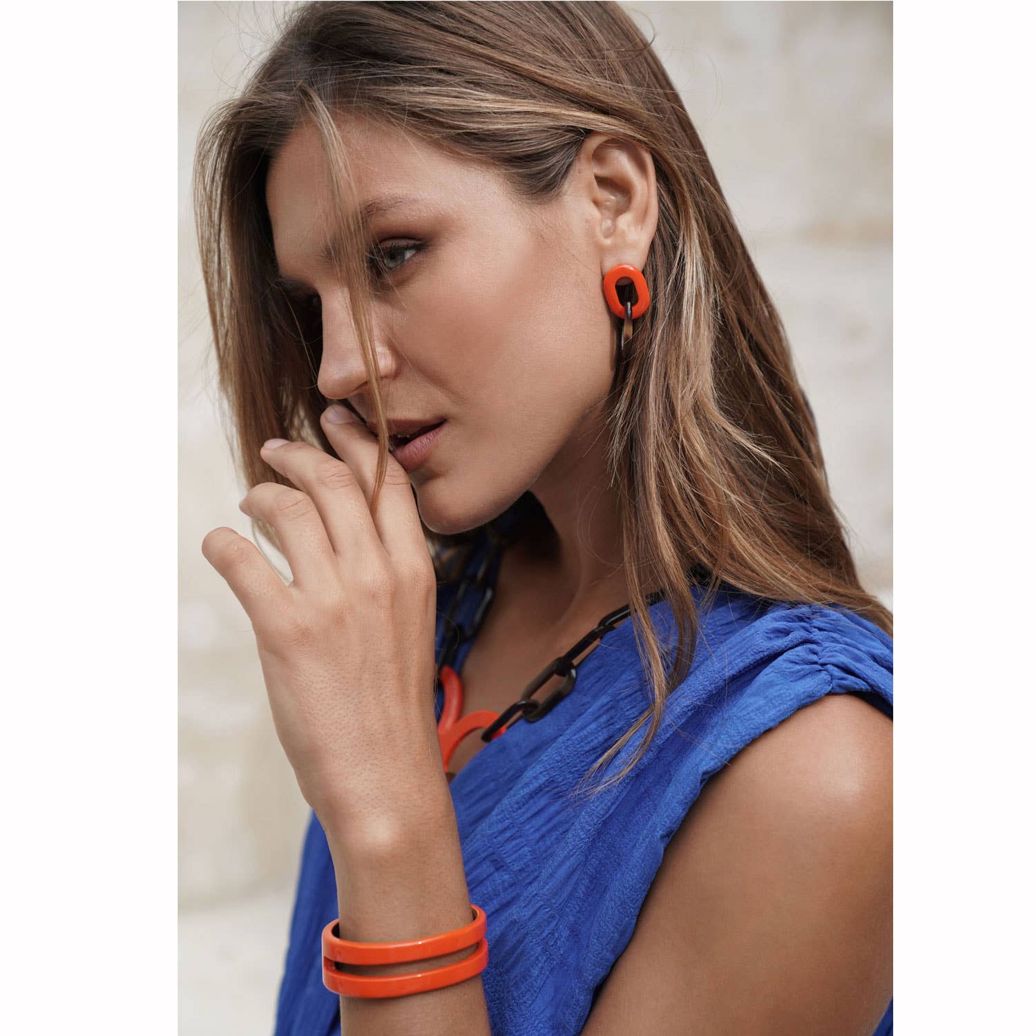 Ohrringe mit Horn-Gliedern in Orange und Braun – Schmuckgeschenk für Frauen