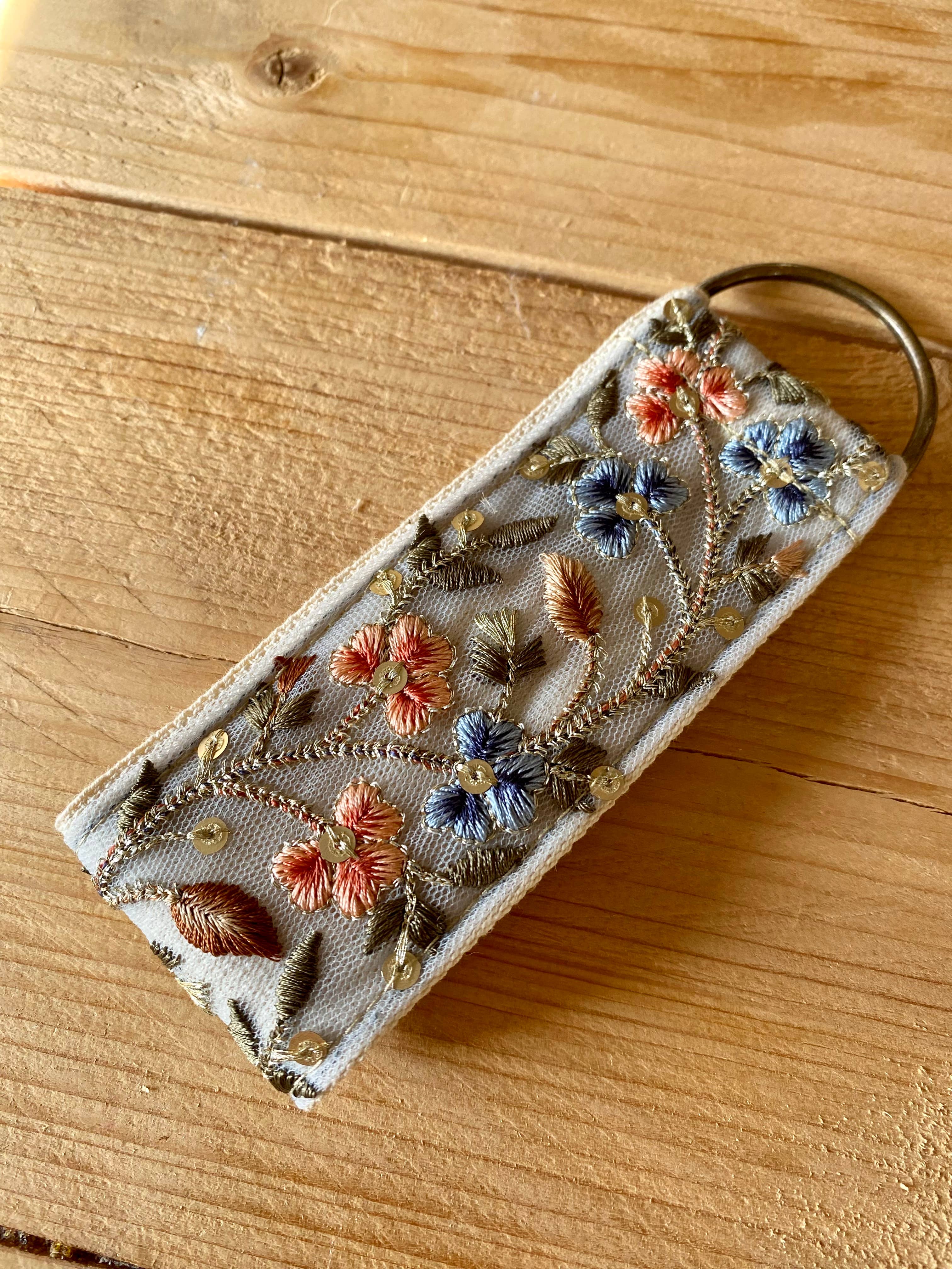 Beeren in Blau ~ Schlüsselanhänger aus Stoff mit Blumenmuster als Geschenk