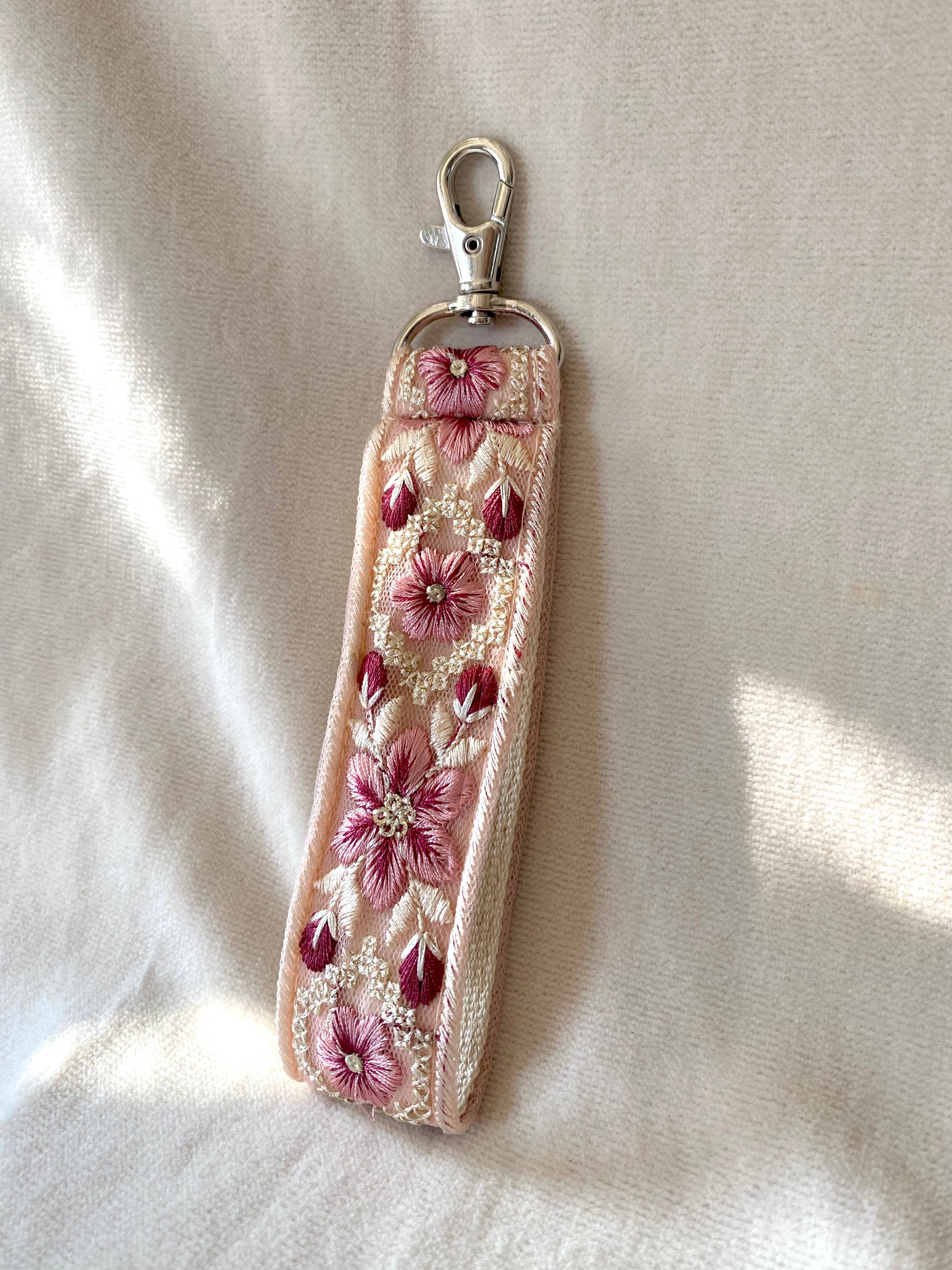 Frost Bloom ~ geblümter Stoff-Schlüsselanhänger mit Haken ~ rosa