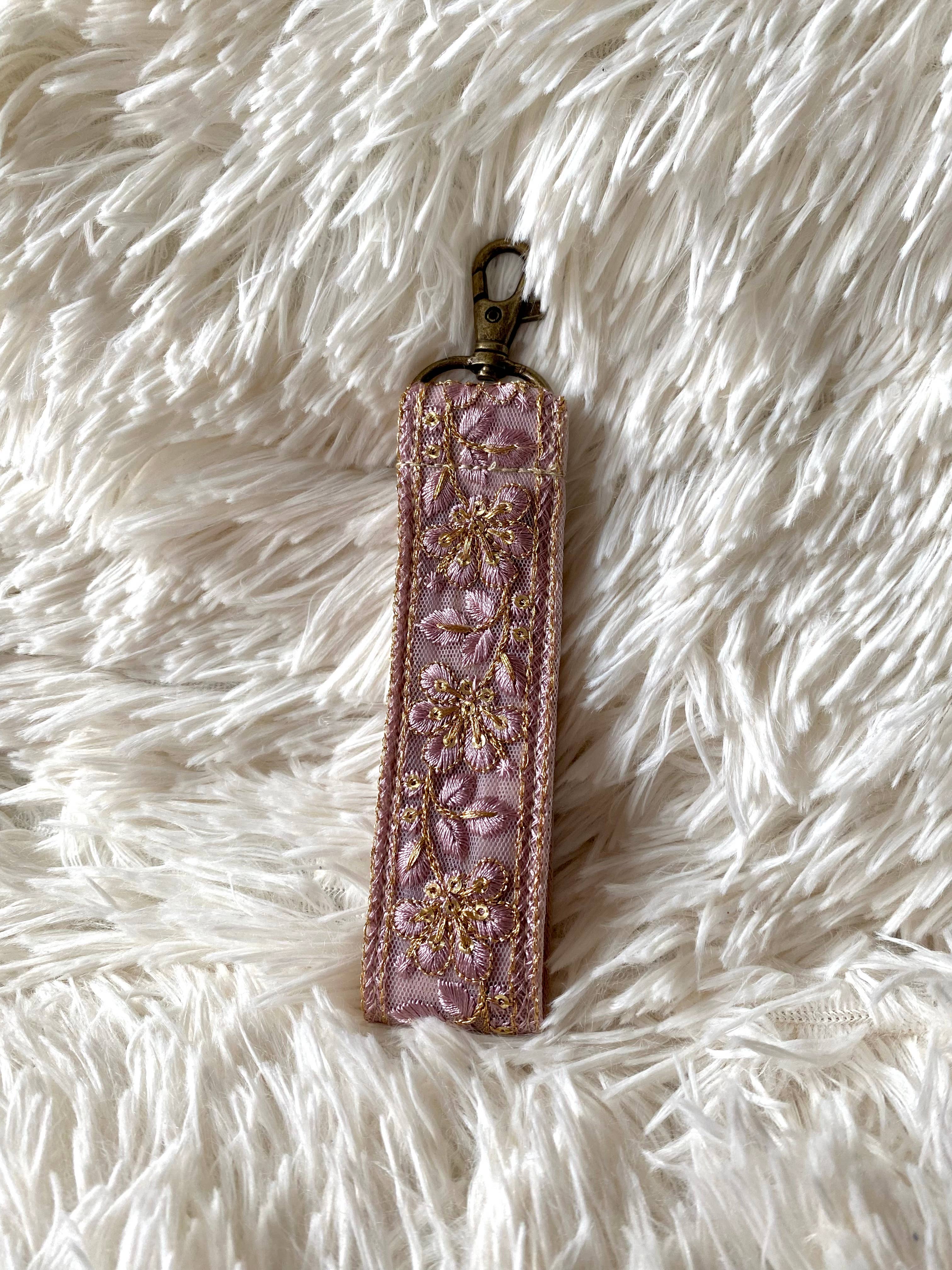 Golden Glow in Lilac ~ Schlüsselanhänger aus Stoff mit Blumenmuster und Haken -