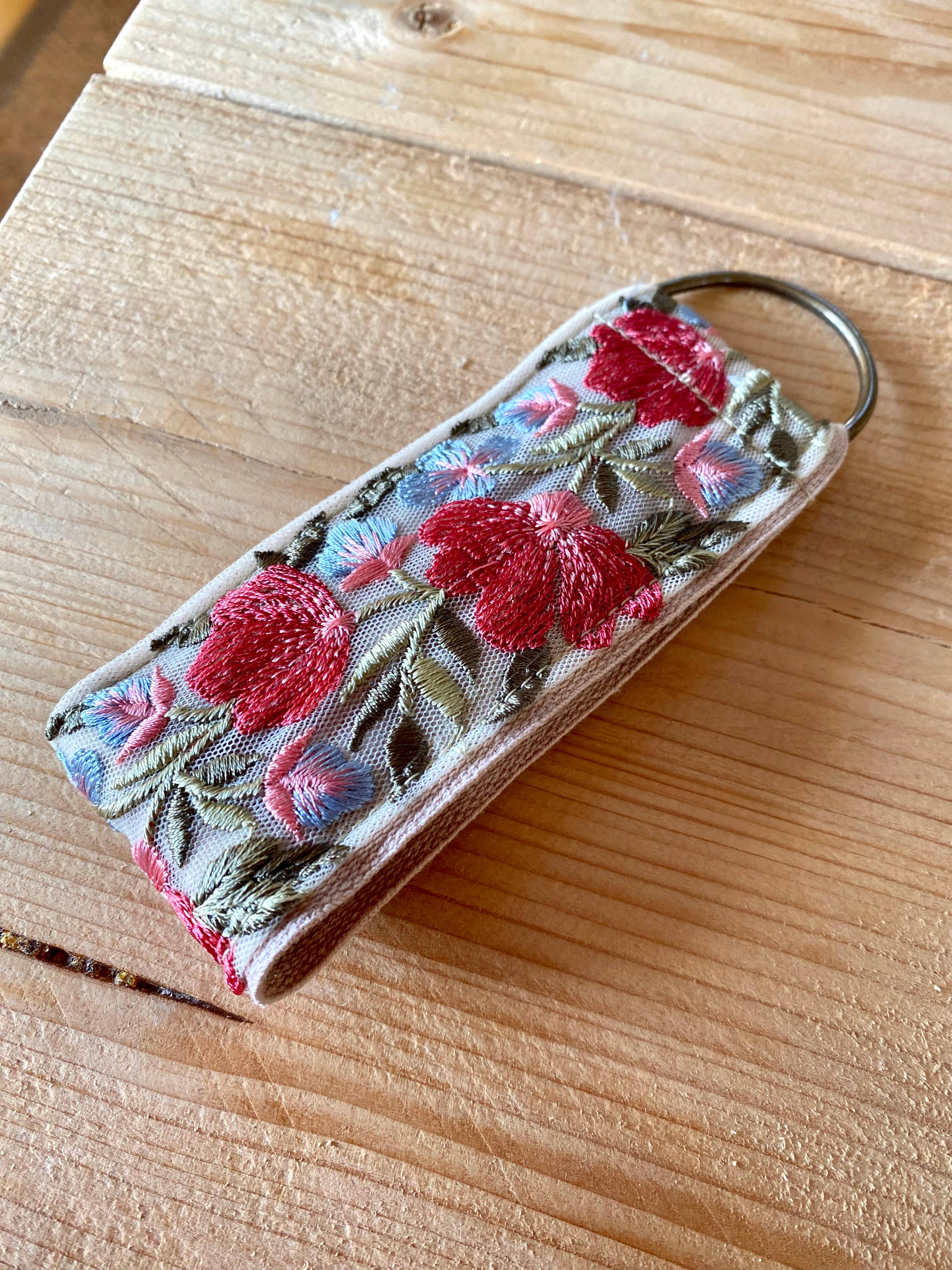 Rosenknospen-Blumen-Schlüsselanhänger aus Stoff zum Verschenken