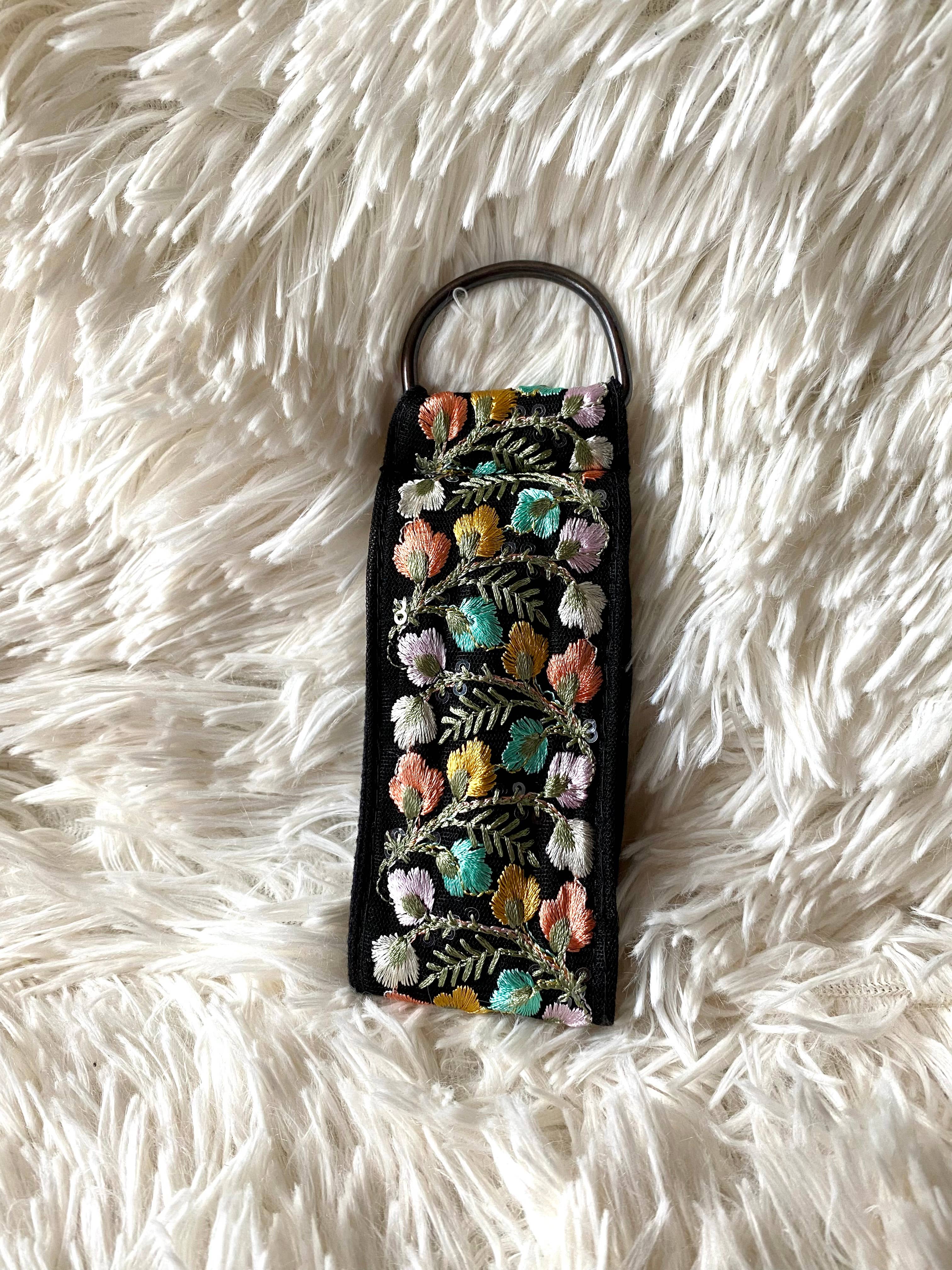 Schlüsselanhänger aus mehrfarbigem Stoff mit Blumenmuster von Ditsy Floral in Schwarz