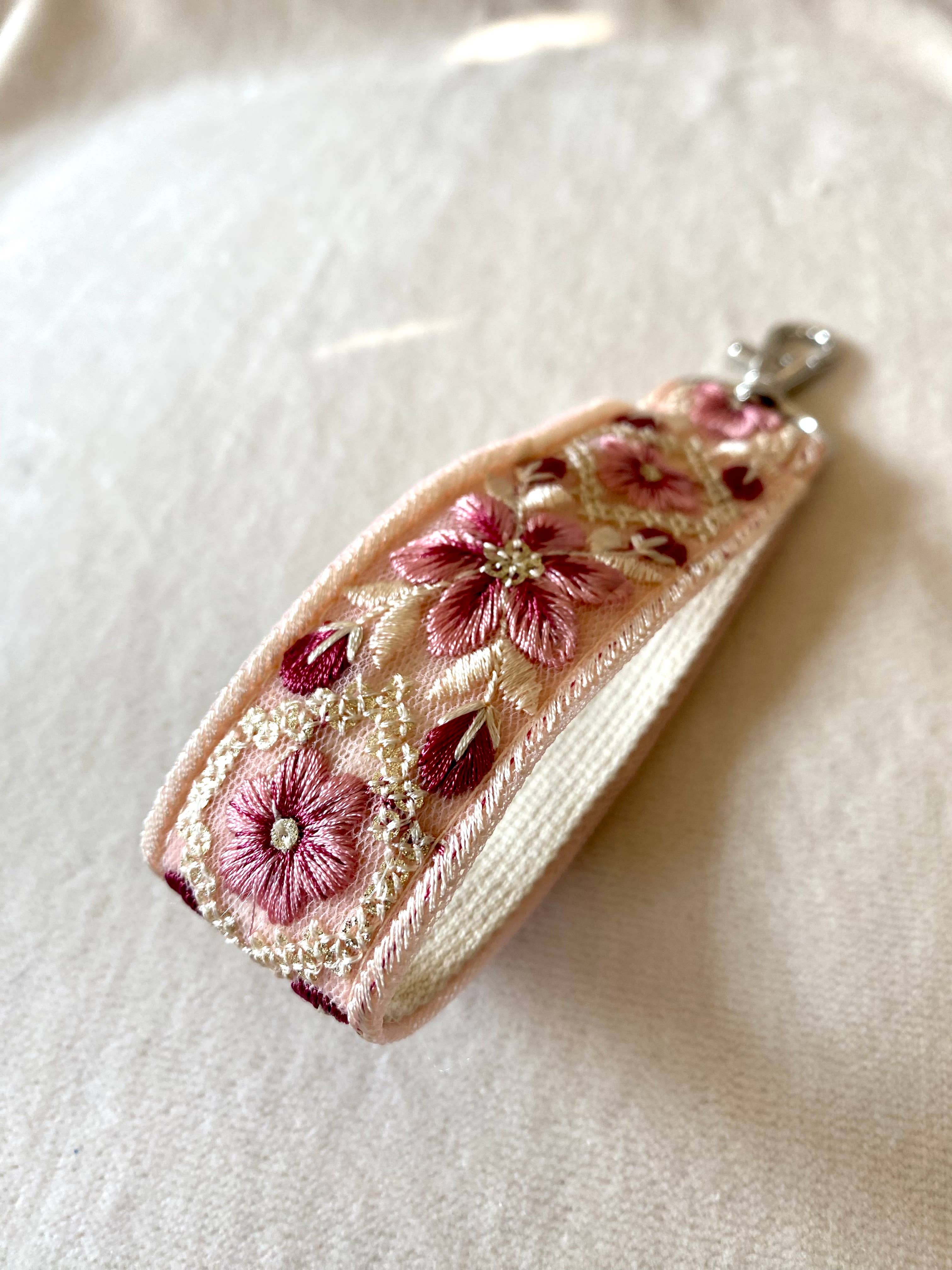 Frost Bloom ~ geblümter Stoff-Schlüsselanhänger mit Haken ~ rosa