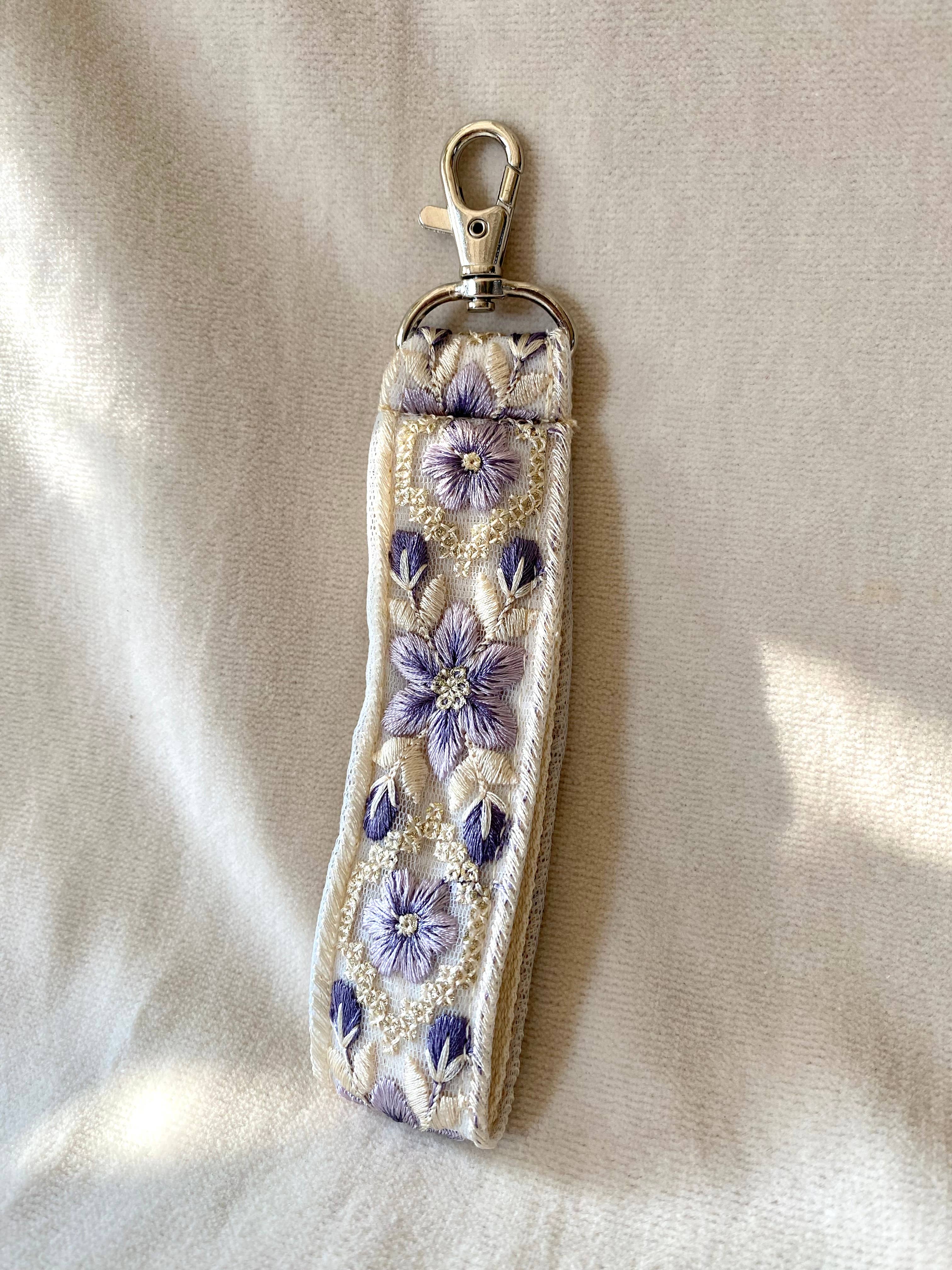 Frost Bloom ~ geblümter Stoff-Schlüsselanhänger mit Haken ~ blau