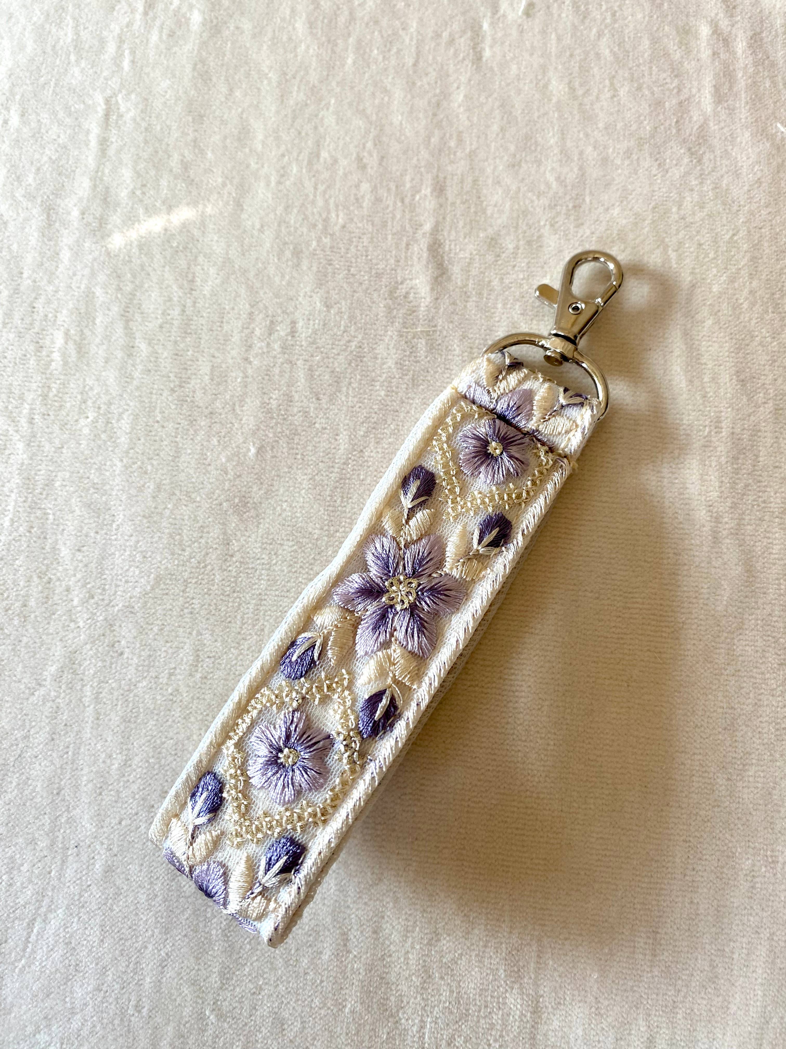 Frost Bloom ~ geblümter Stoff-Schlüsselanhänger mit Haken ~ blau