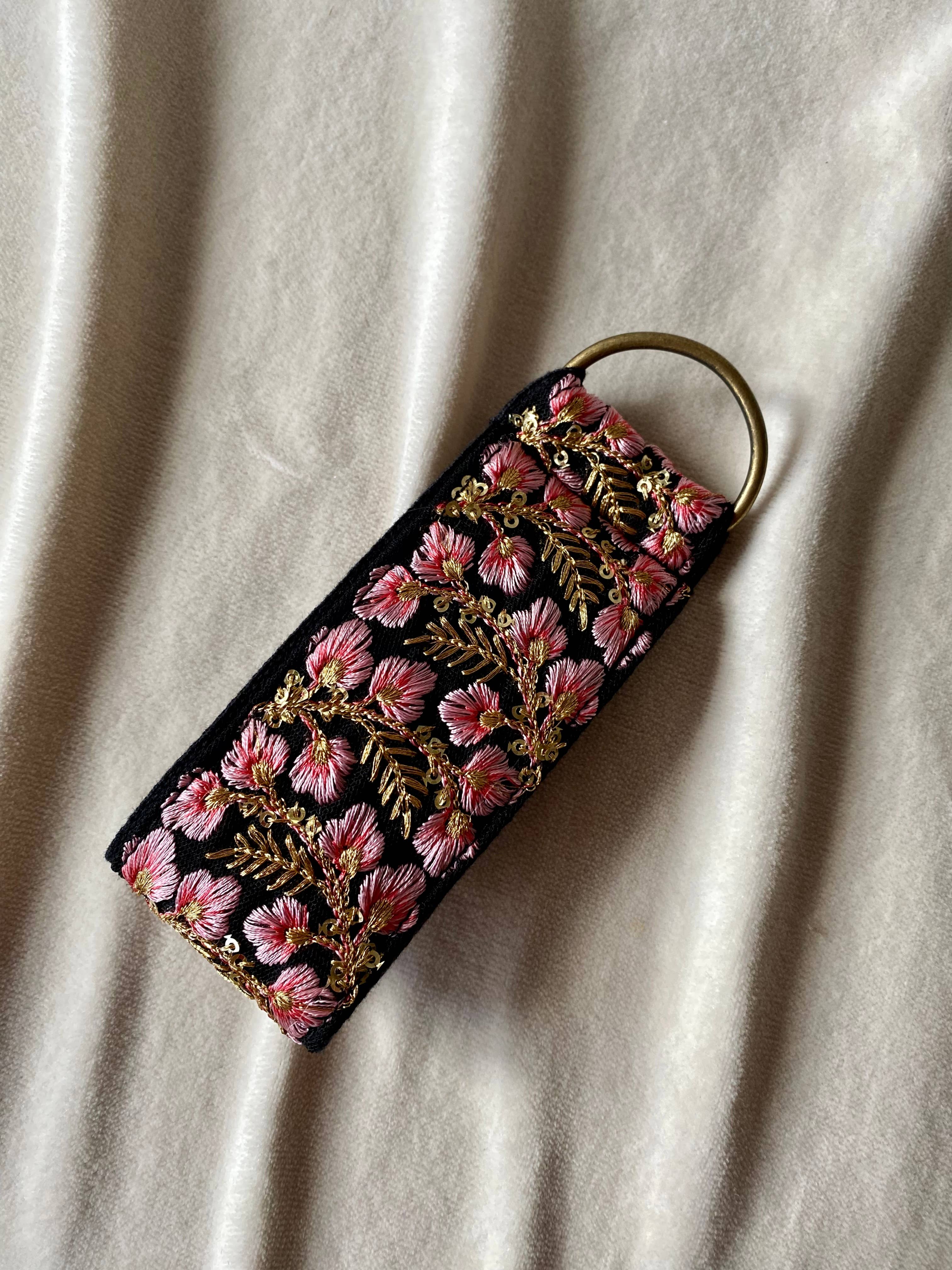 Ditsy Floral in Black ~ Schlüsselanhänger aus Stoff mit Blumenmuster