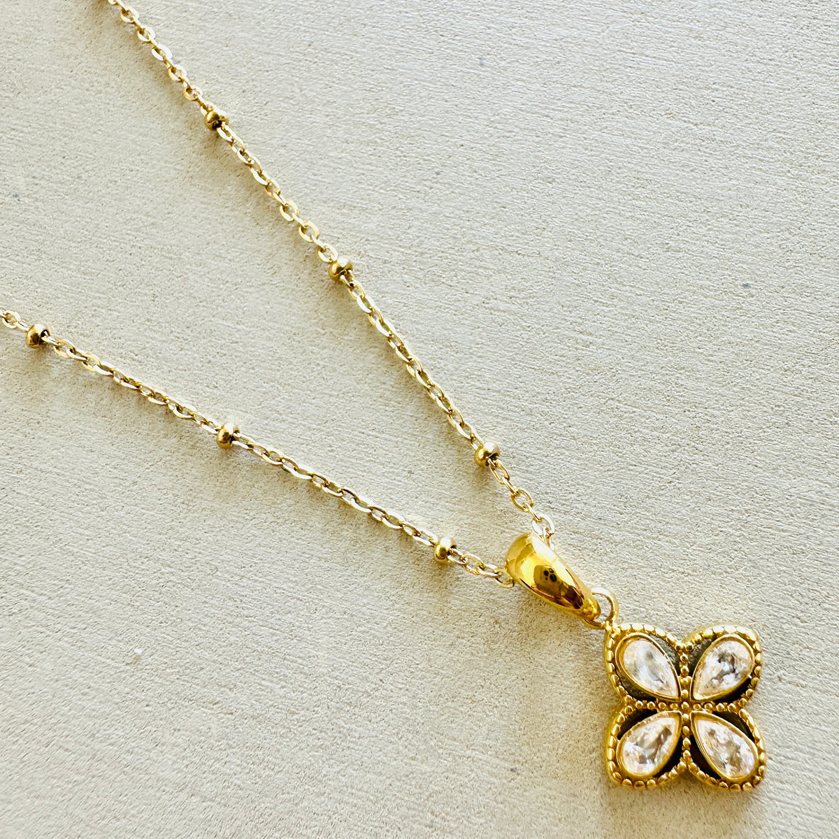 Blüten-Anhänger mit Zirkonia an Satellitenkette, vergoldet