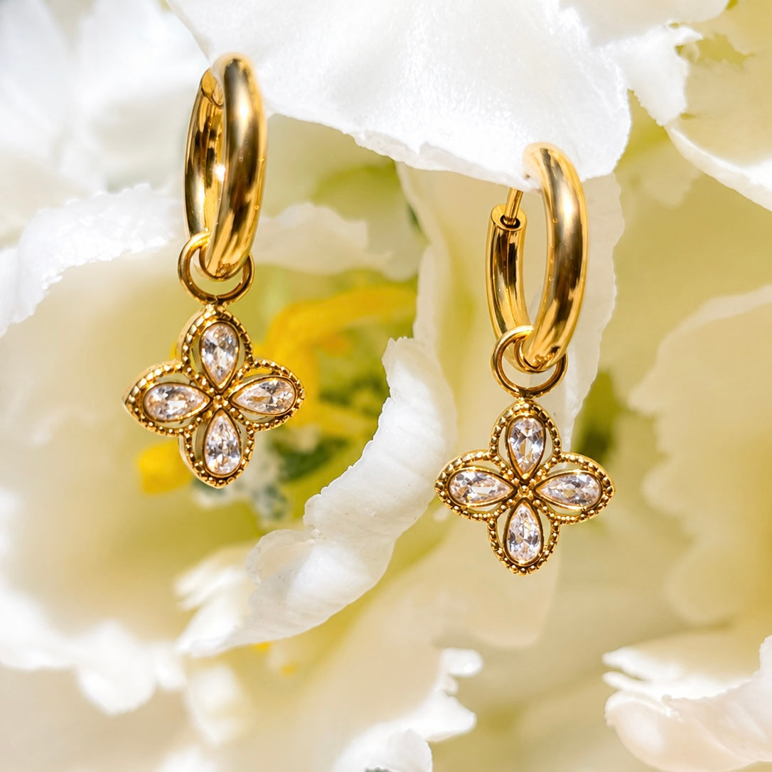 Hoop-Ohrringe mit Blüten-Charms, vergoldet