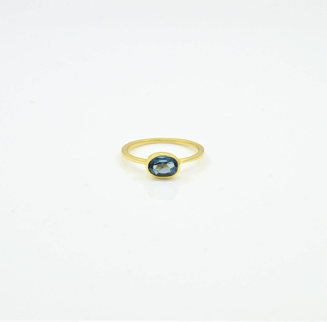 Hochwertiger Silberring von Schmuckoo – Blauer Iolith (synthetisch)