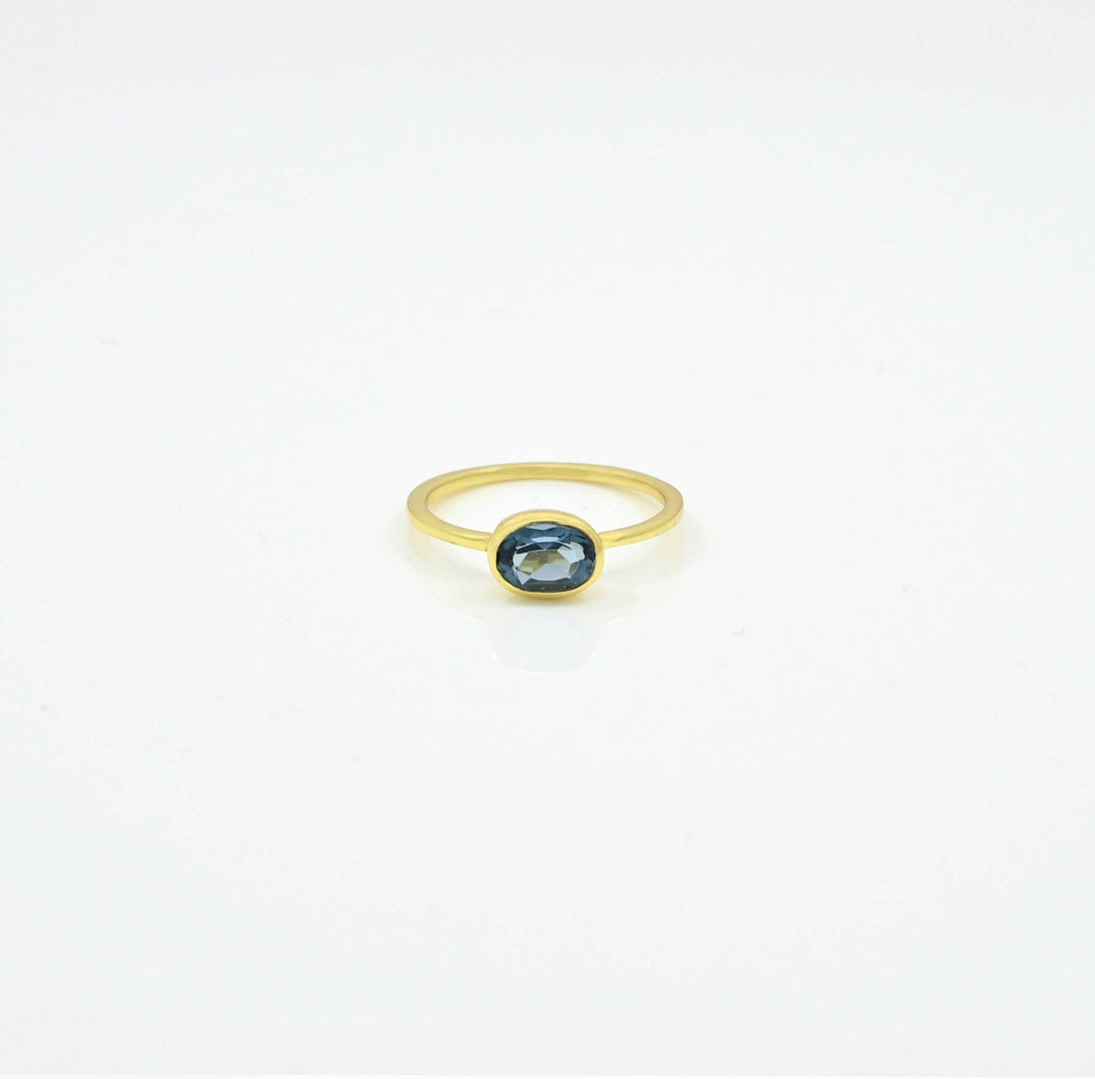 Hochwertiger Silberring von Schmuckoo – Blauer Iolith (synthetisch)