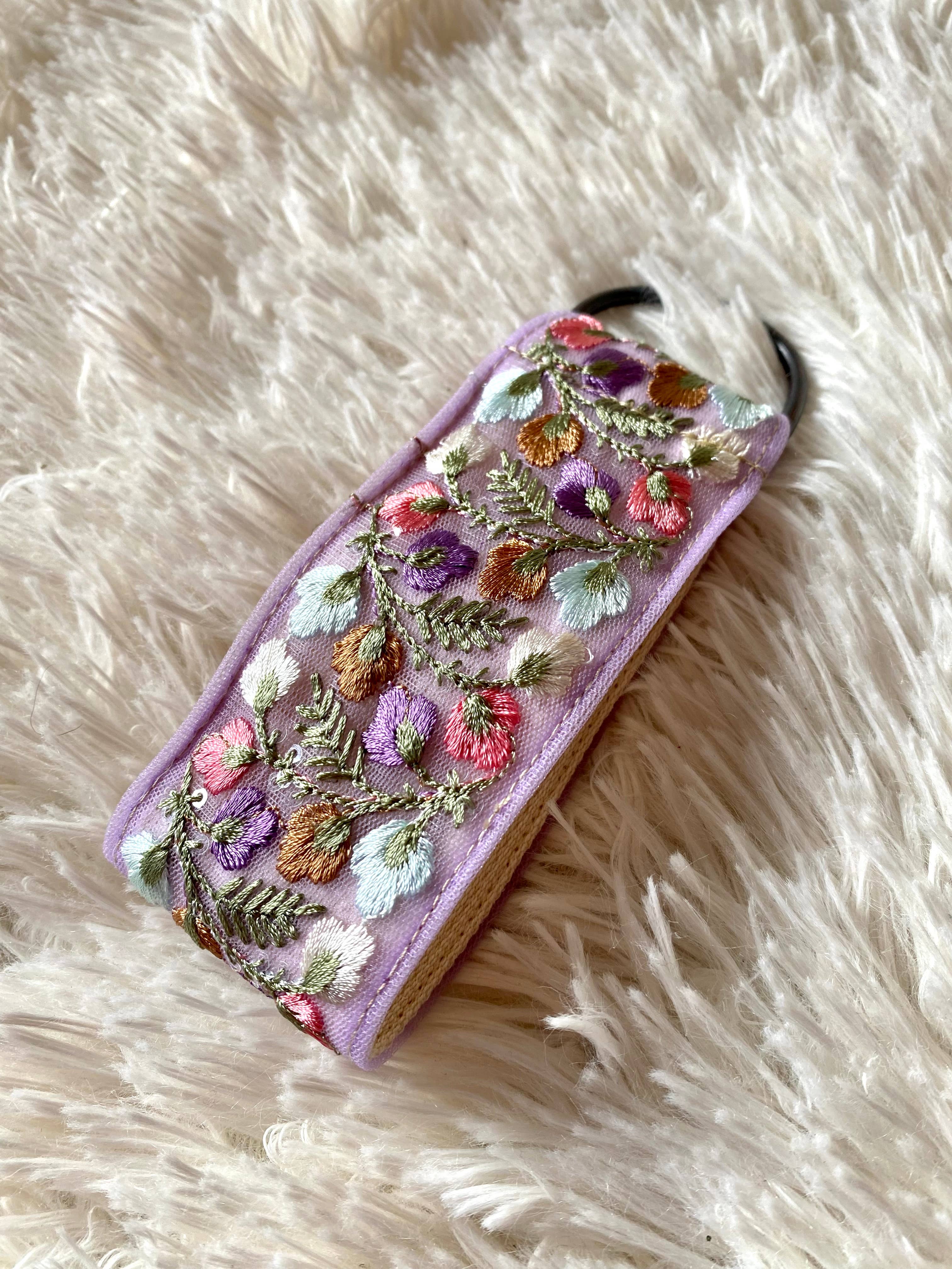 Ditsy Florals in Lila~ Schlüsselanhänger aus geblümtem Stoff zum Verschenken