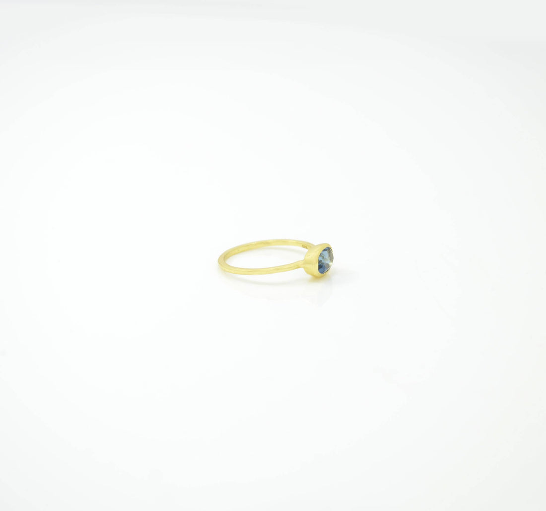 Hochwertiger Silberring von Schmuckoo – Blauer Iolith (synthetisch)