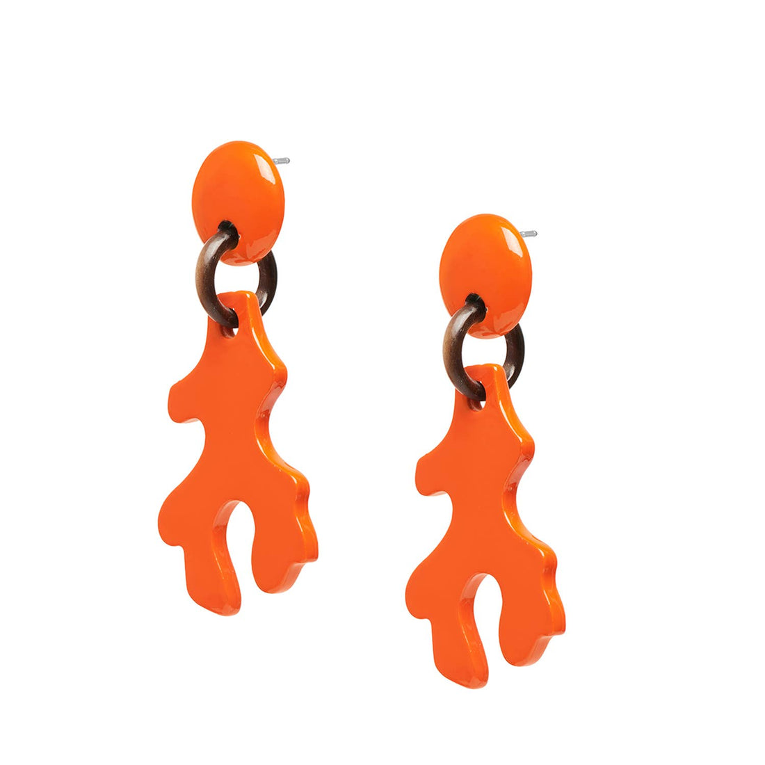 Orange lackierter abstrakter korallenförmiger Ohrring.