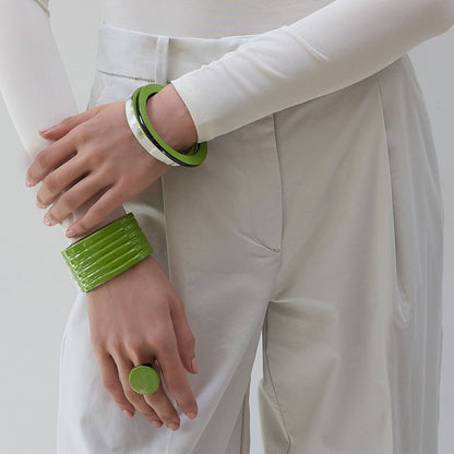 Flache, limonengrüne und braune natürliche Armreif