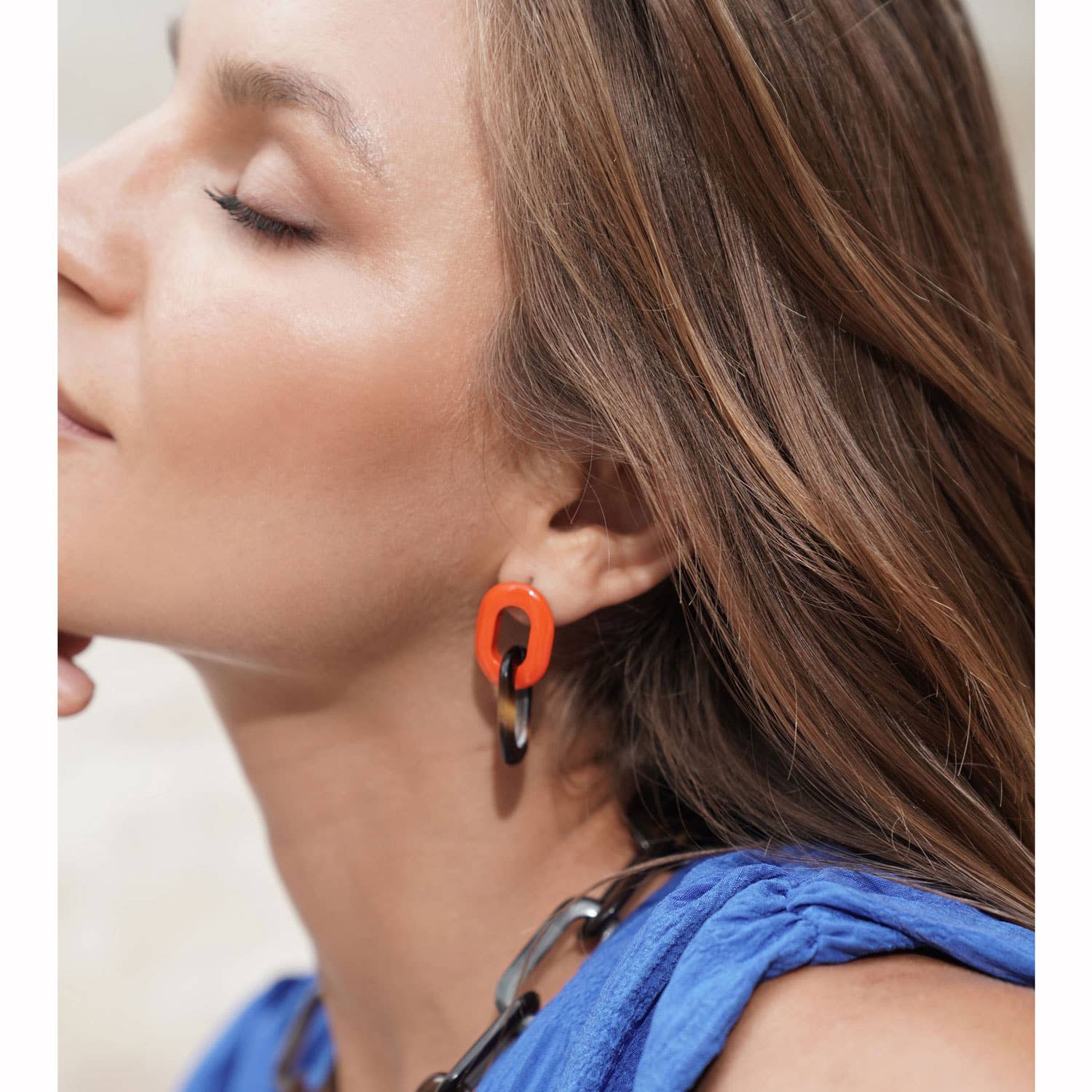 Ohrringe mit Horn-Gliedern in Orange und Braun – Schmuckgeschenk für Frauen