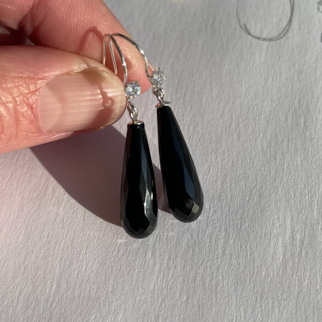 Onyx Ohrringe facettiert mit Zirkonia-Brisur