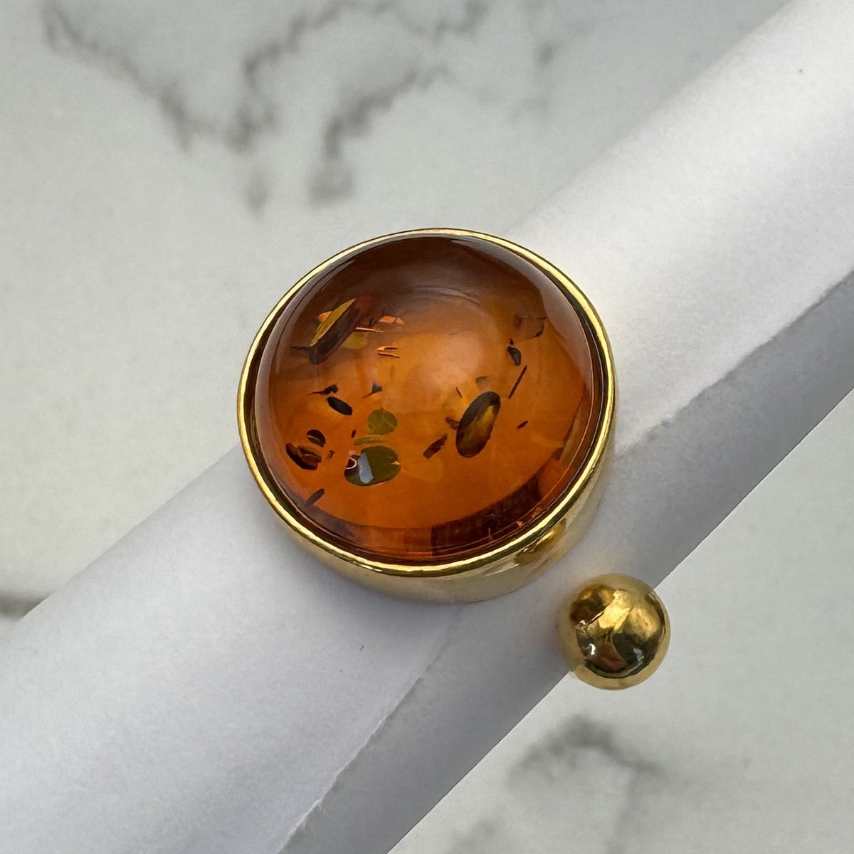 Bernstein Ring cognac rund mit goldener Kugel, Silber vergoldet