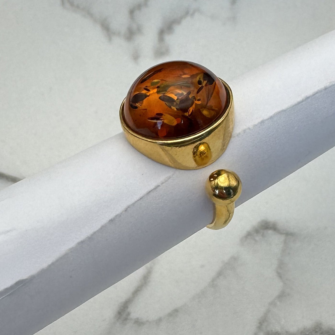 Bernstein Ring cognac rund mit goldener Kugel, Silber vergoldet – Ansicht 2