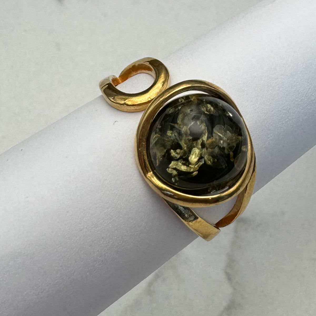 Grüner Bernstein Ring mit Schlaufe, Silber vergoldet