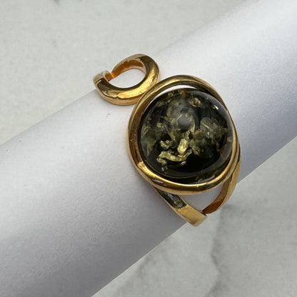Grüner Bernstein Ring mit Schlaufe, Silber vergoldet