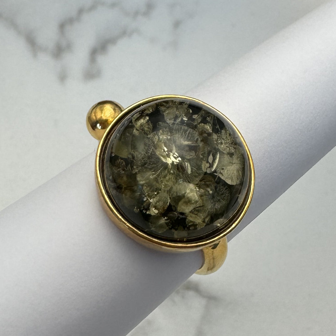Grüner Bernstein Ring rund mit goldener Kugel, Silber vergoldet