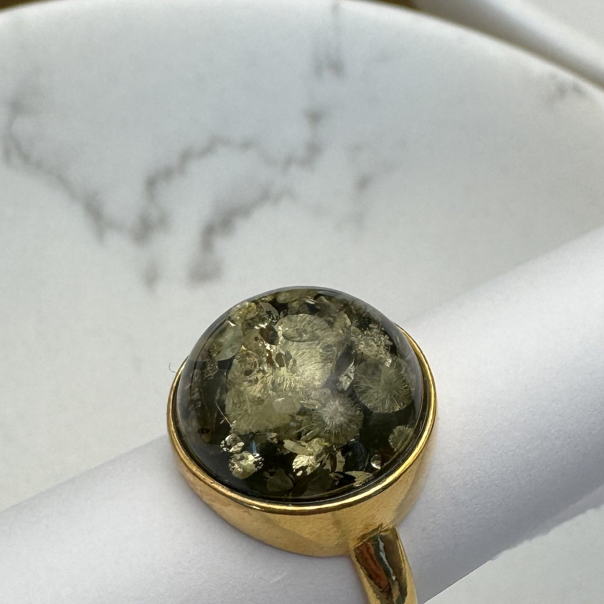 Grüner Bernstein Ring rund mit goldener Kugel, Silber vergoldet – Ansicht 2