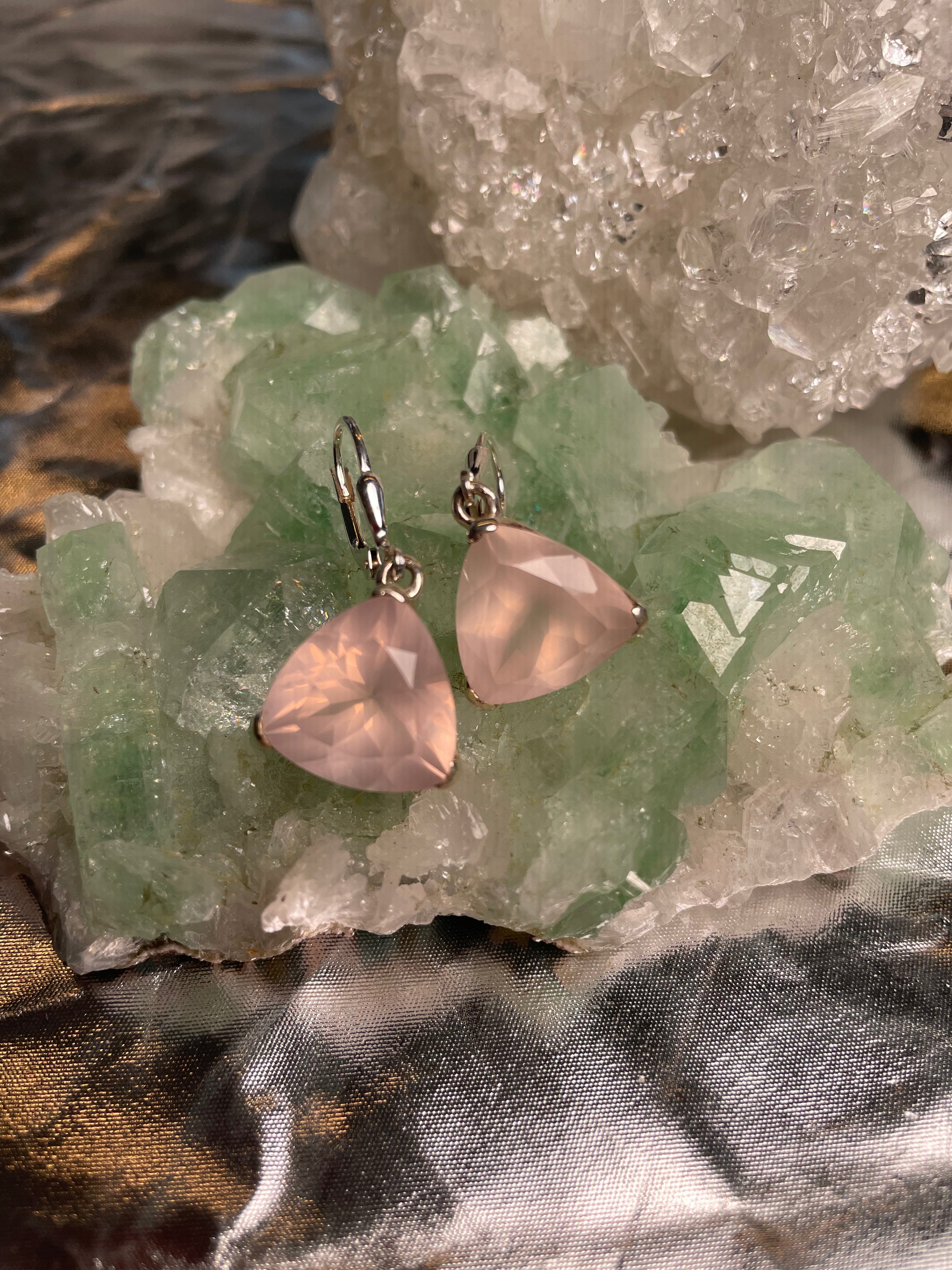 Rosenquarz Ohrhänger, facettiert, dreieckig – Sterling Silber 925