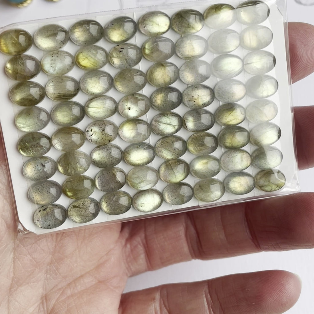 Labradorit Cabochons oval 6 x 8 mm aus Madagaskar