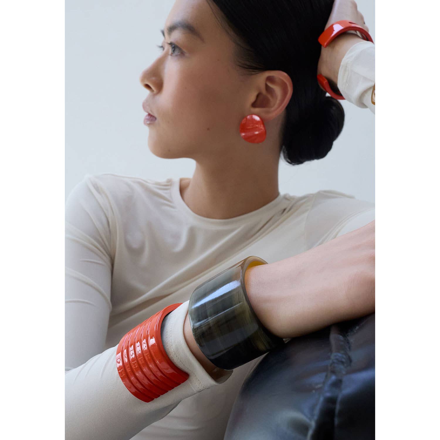 Orangefarbene Büffelhorn-Sommerarmspange für Damen