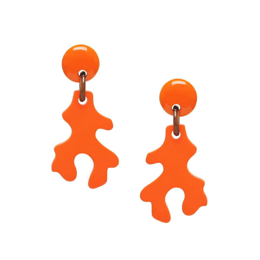 Orange lackierter abstrakter korallenförmiger Ohrring.