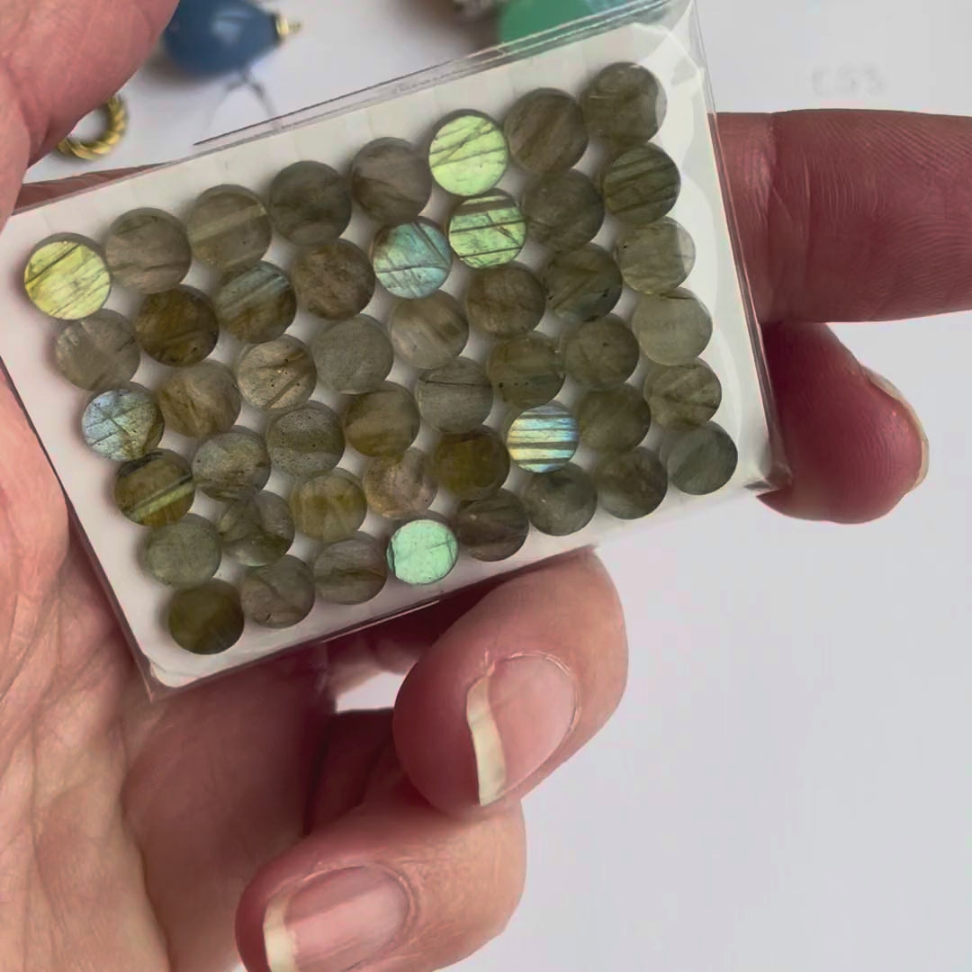 Video: Labradorit Cabochons rund 6 mm